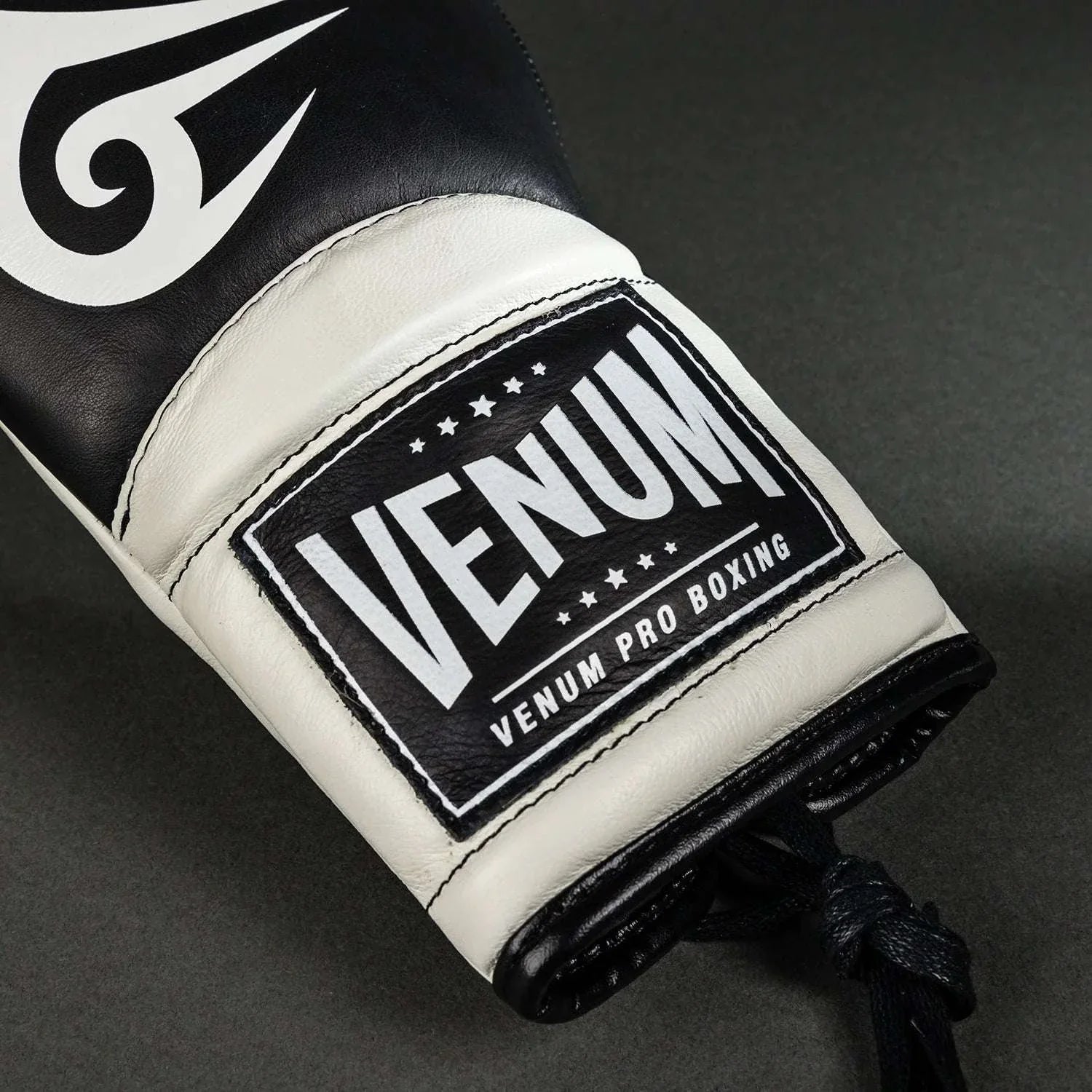Gants de Boxe Pro Venum Giant 2.0 Mike Tyson noirs et blancs avec lacets en cuir Nappa argentin.