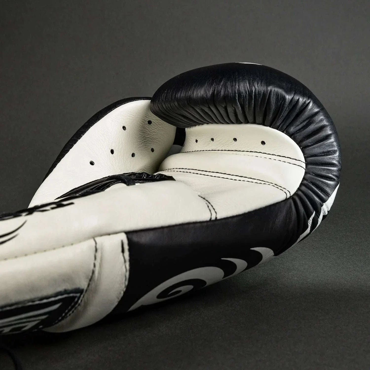 Gants de boxe pro Venum Giant 2.0 Mike Tyson noirs et blancs en cuir Nappa argentin avec lacets