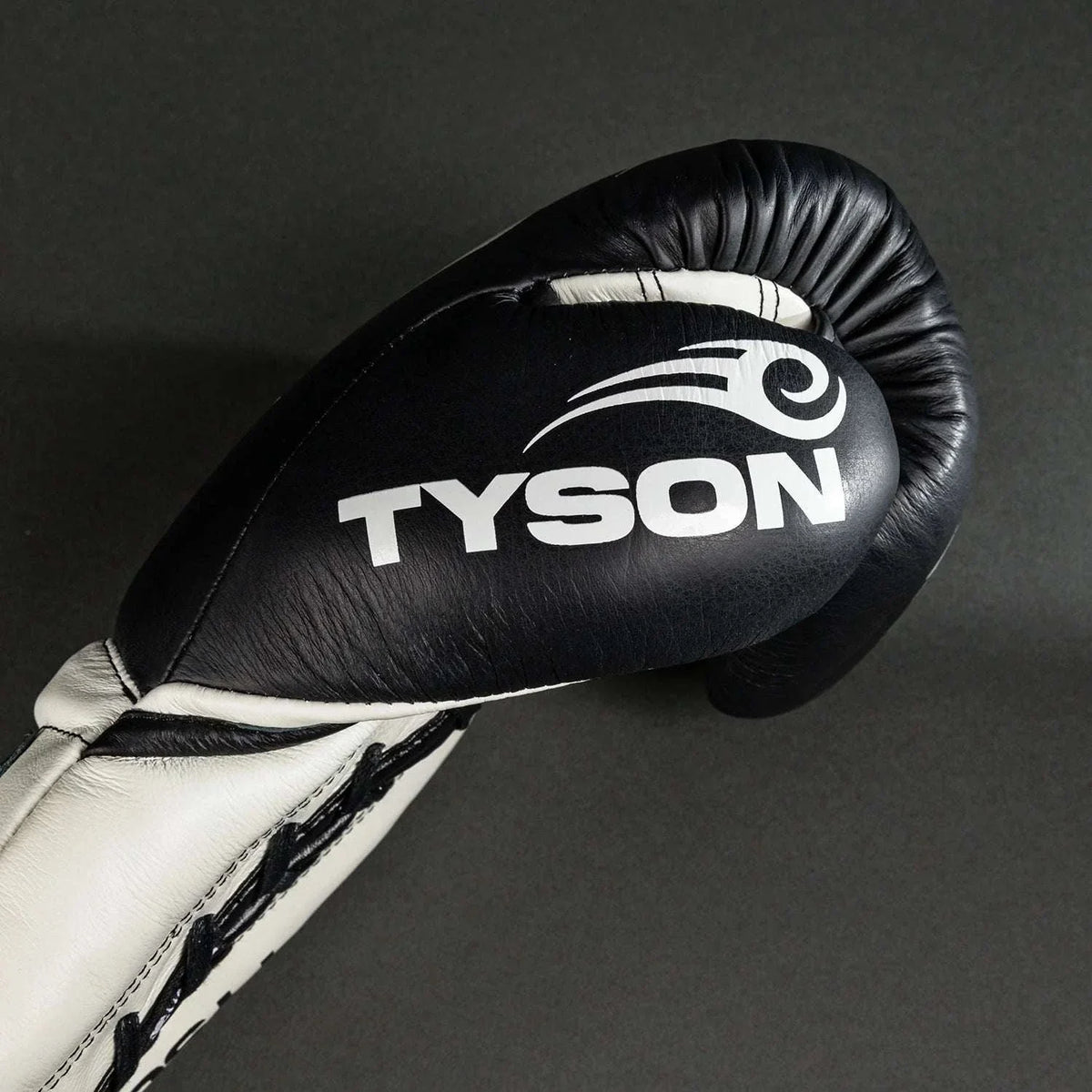 Gants de Boxe Pro Venum Giant 2.0 Mike Tyson noir blanc en cuir Nappa, modèle officiel, lacets et rembourrage multicouche