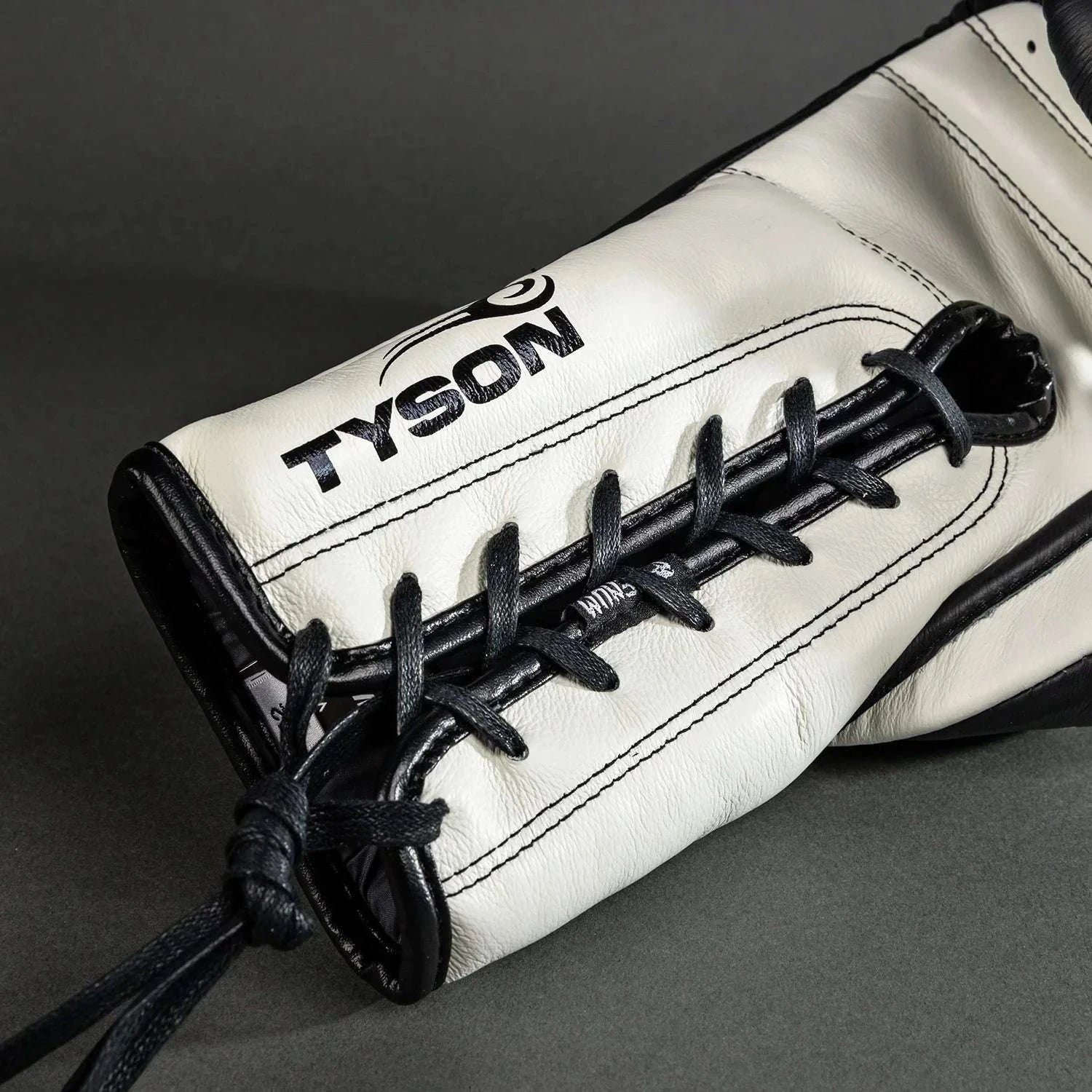 Gants de boxe pro Venum Giant 2.0 Mike Tyson noirs et blancs en cuir Nappa argentin avec lacets