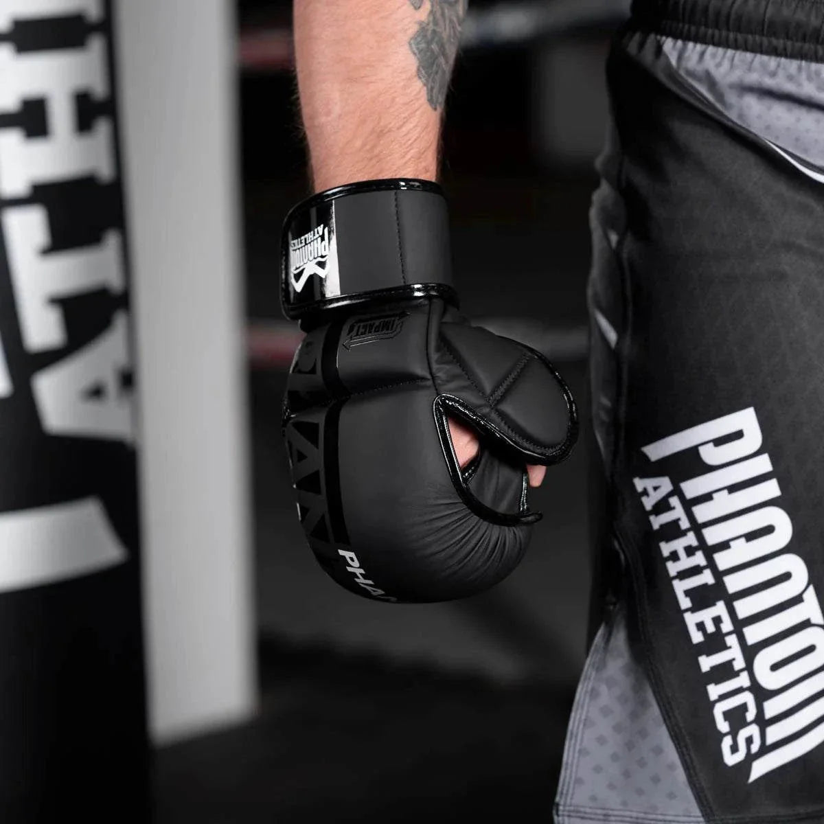 Gants de MMA APEX noirs en PU vegan avec rembourrage haute densité et fermeture velcro pour sparring et compétition