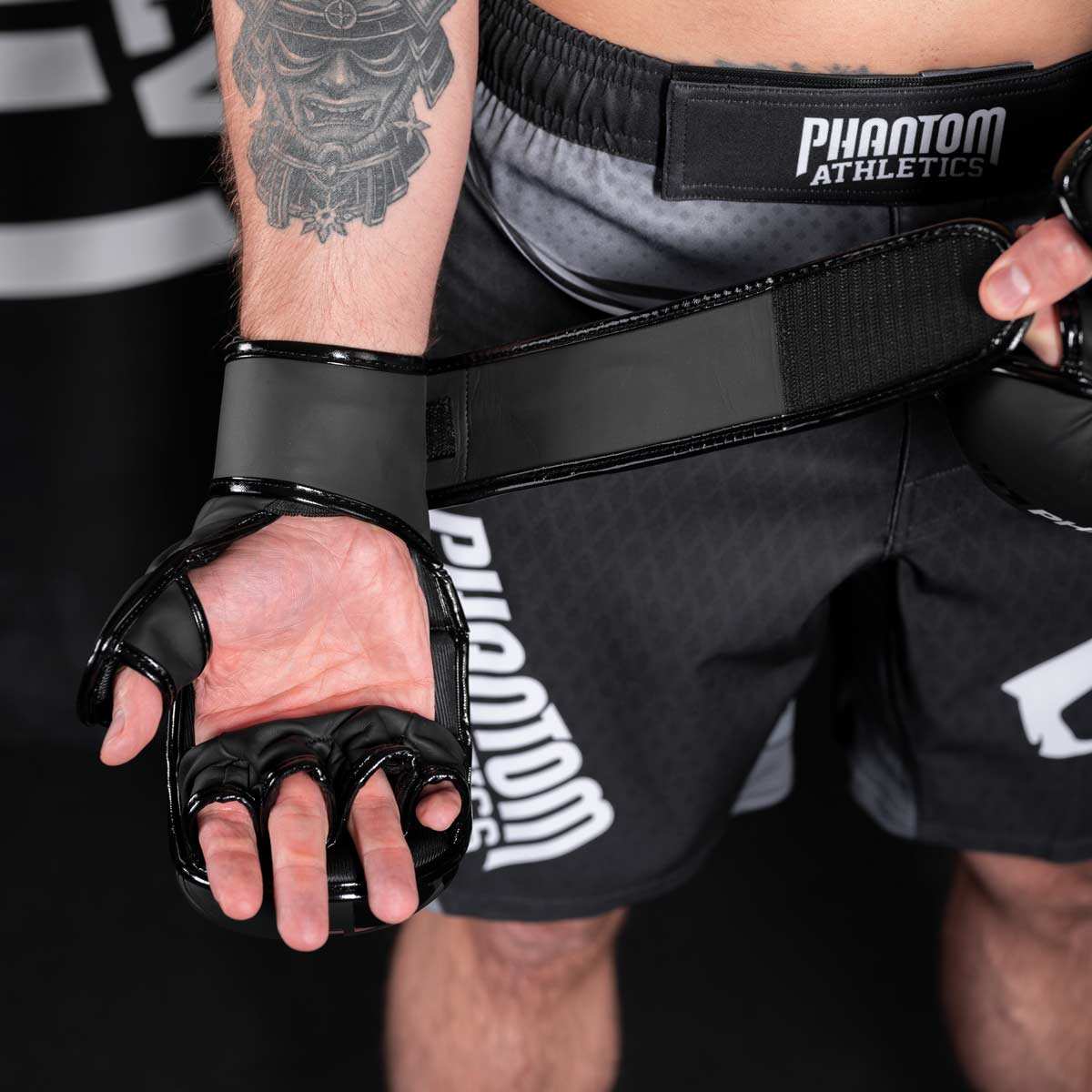 Gants de MMA APEX noirs en PU vegan avec rembourrage épais et fermeture velcro pour sparring.