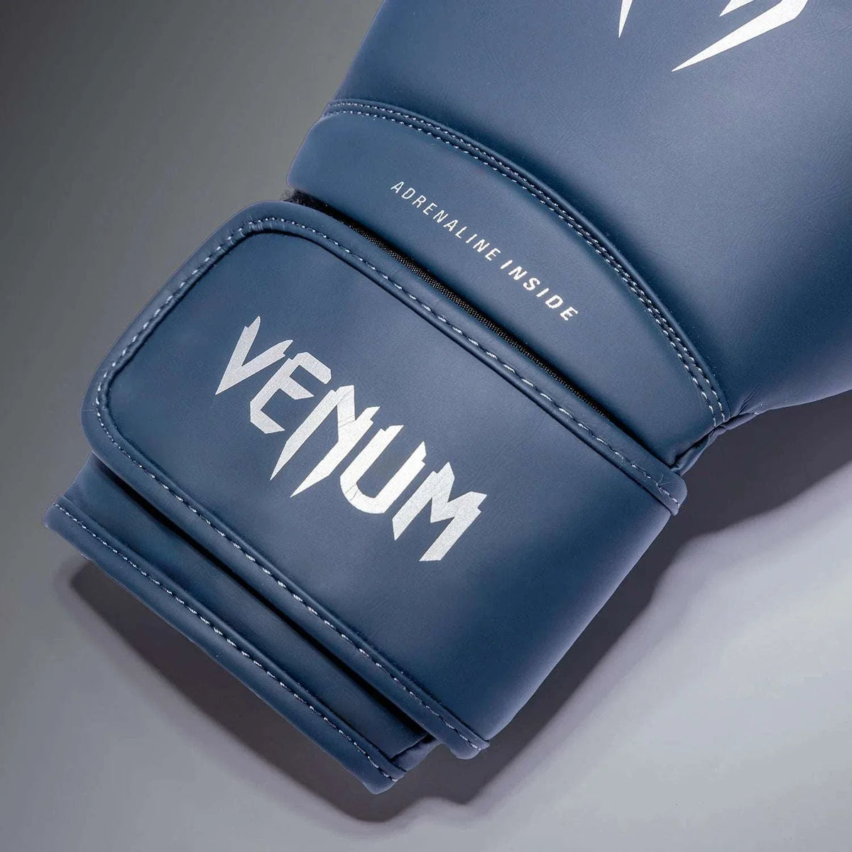 Gants de boxe VENUM Contender 1.5 bleu nuit et argent pour débutants, confort et protection optimale