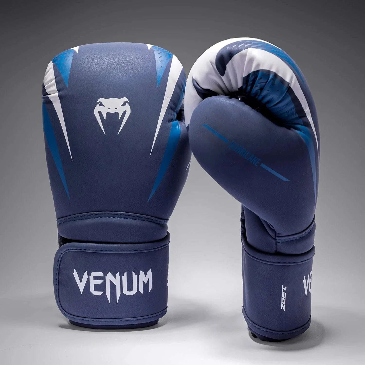 Gants de boxe VENUM Hurricane noirs avec mousse triple densité et fermeture velcro large pour protection et confort optimal