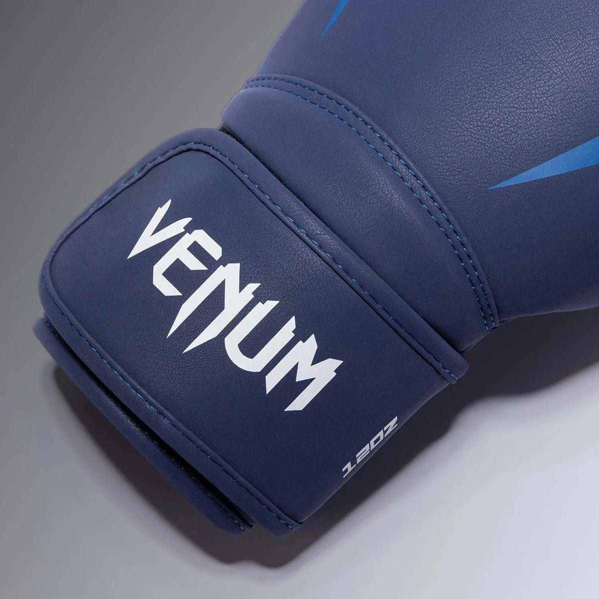 Gants de boxe VENUM Hurricane en PU premium avec mousse triple densité pour protection et confort optimal.