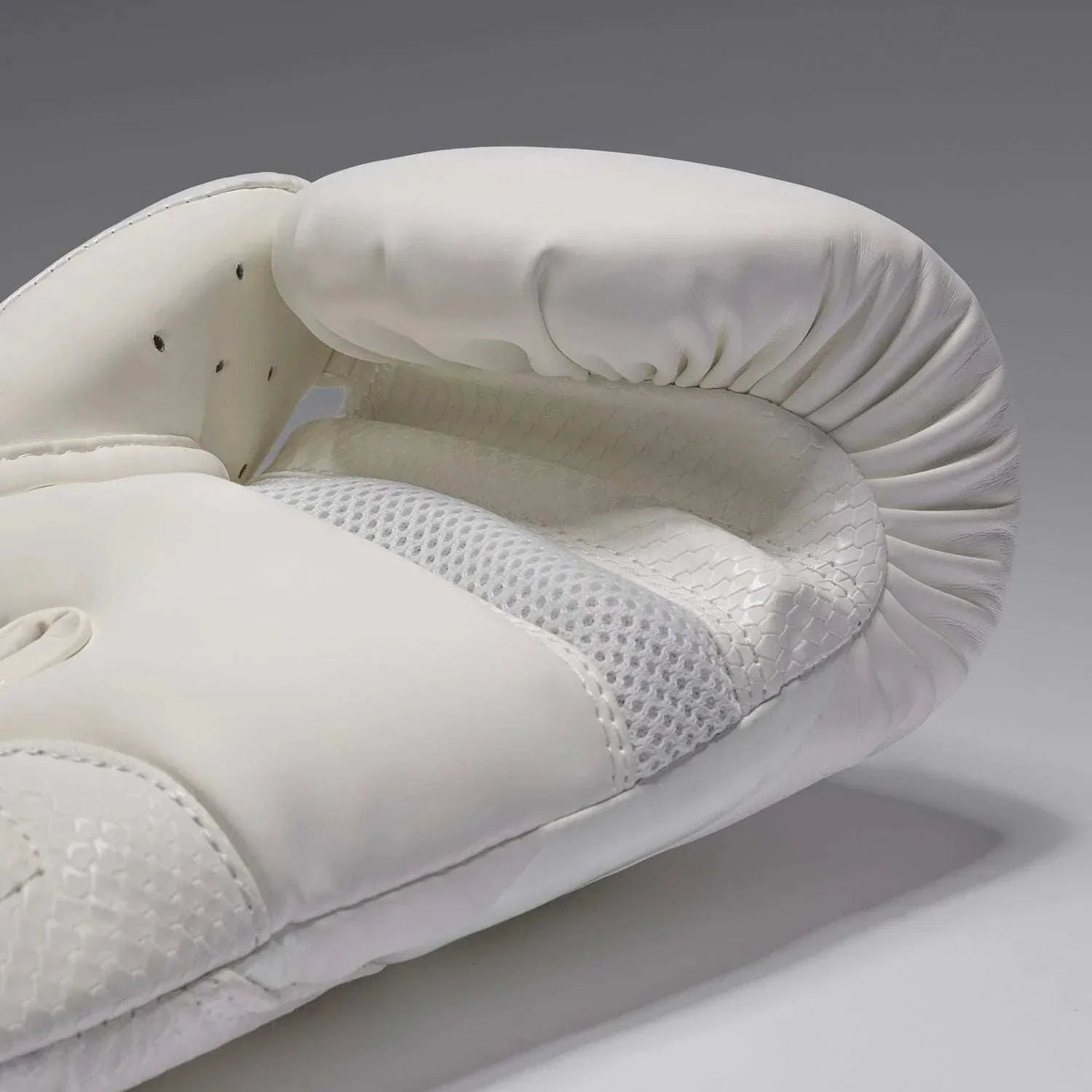 Gants de boxe Venum Challenger 4.0 Scales ivoire avec design snakeskin et mousse triple densité pour protection optimale.