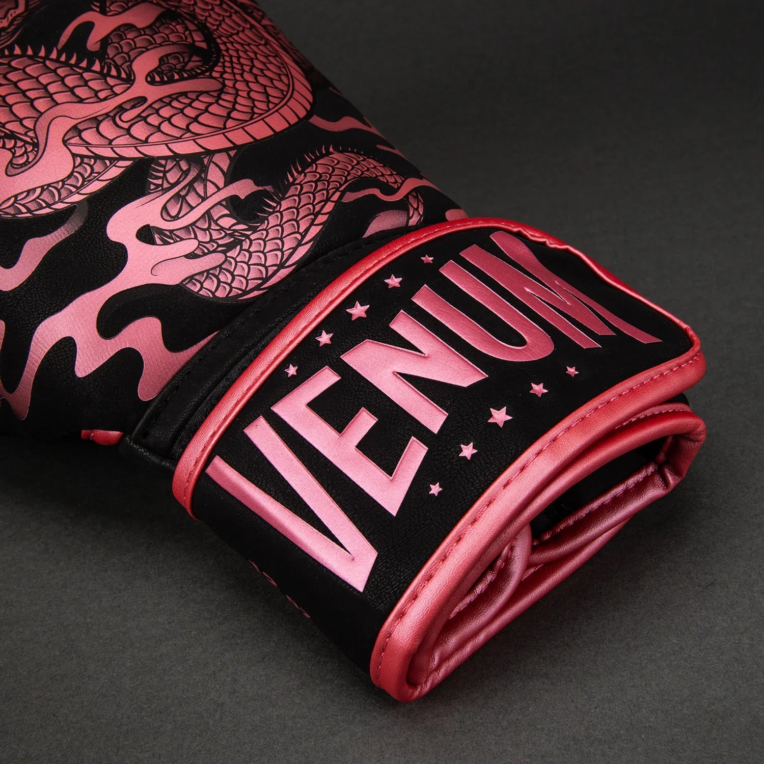 Gants de boxe Venum Dragon’s Flight noir rose métallisé design dragon féminin performant et confortable