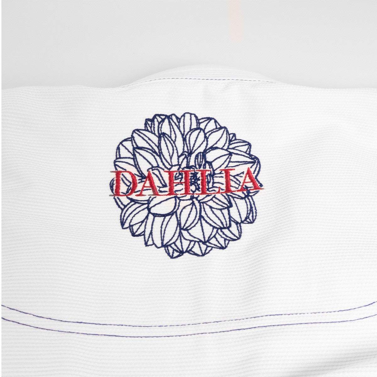 Kimono BJJ Gi femme Dahlia FUJIMAE blanc bleu pour compétition IBJJF, coupe féminine et textile performant