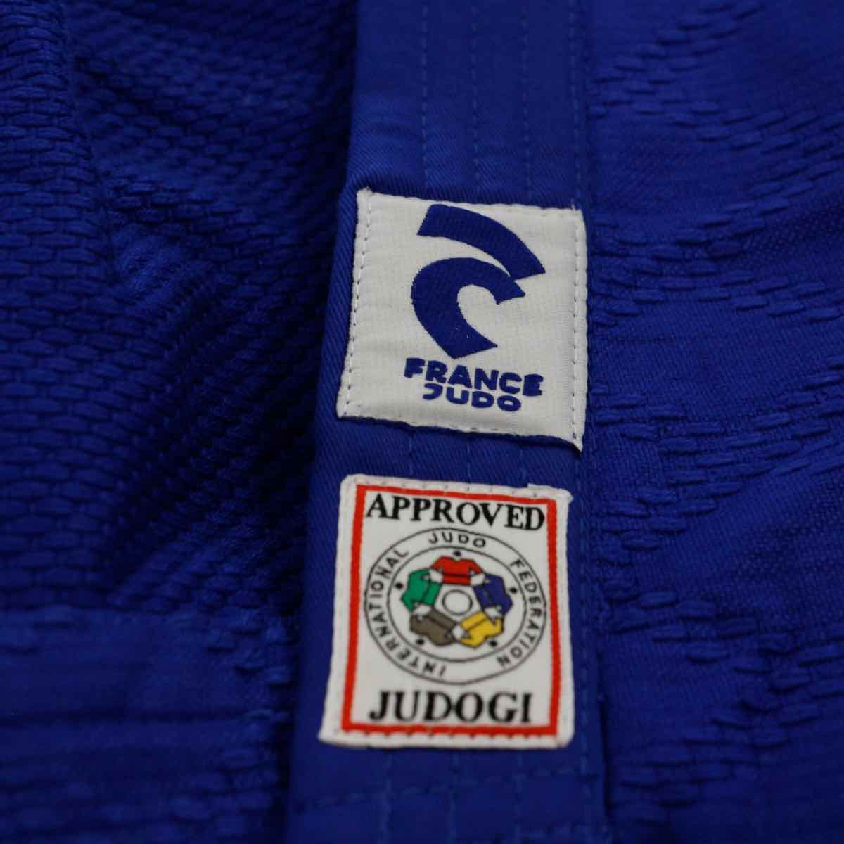 Kimono de Judo Adidas Replica bleu avec logos France Judo et label IJF approuvé, tissu grain de riz robuste.
