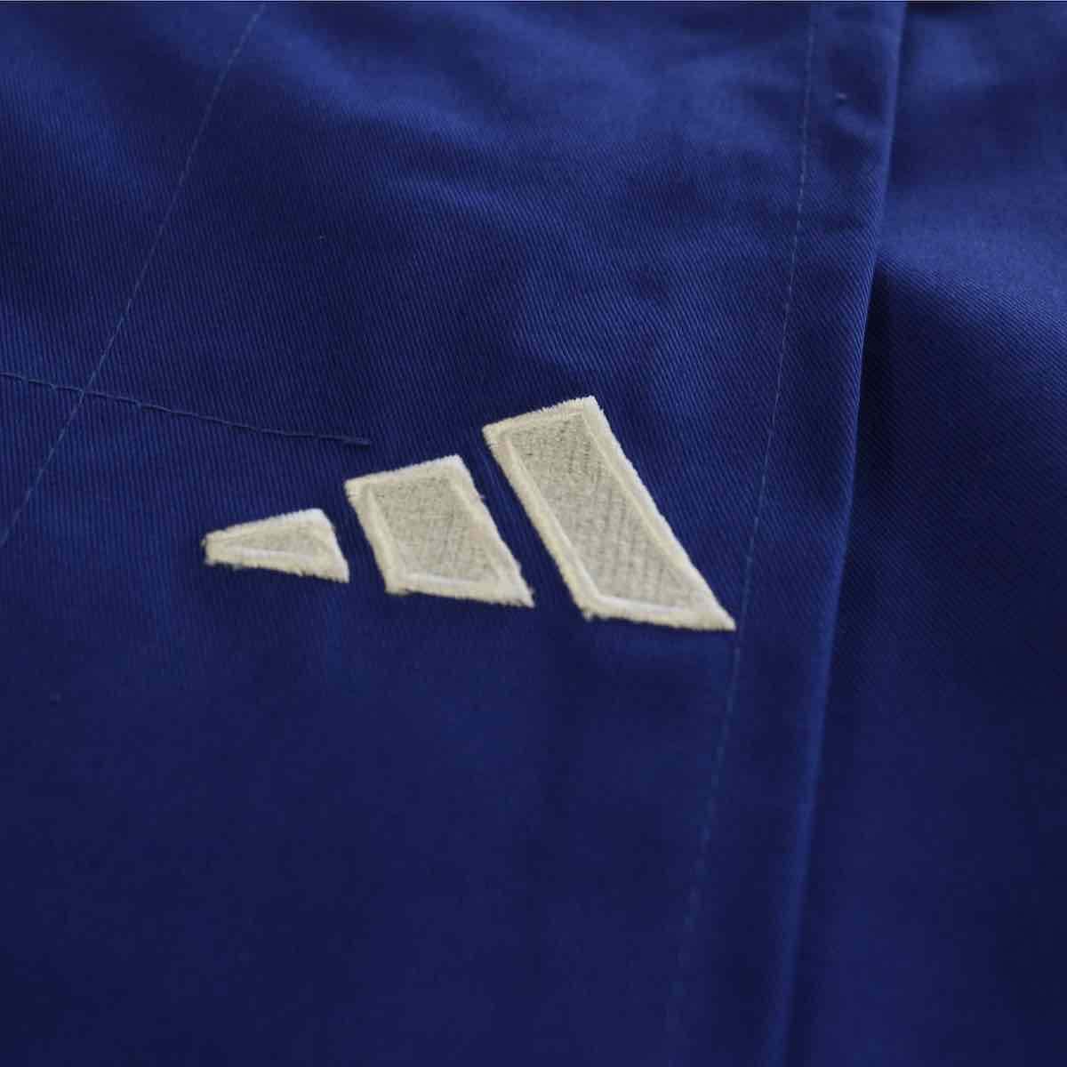 Kimono de Judo Adidas Replica Équipe de France bleu avec logo brodé blanc, tissu résistant et confortable pour compétition IJF