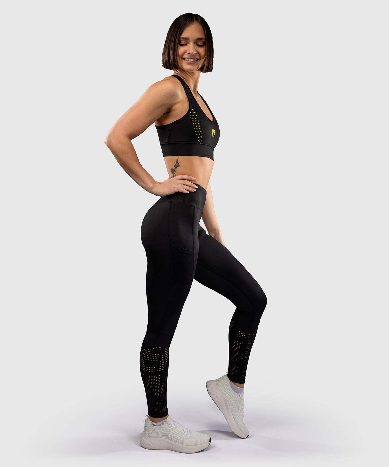 Legging Venum Lazer noir et jaune pour femme, compression et maintien musculaire, idéal MMA et grappling.