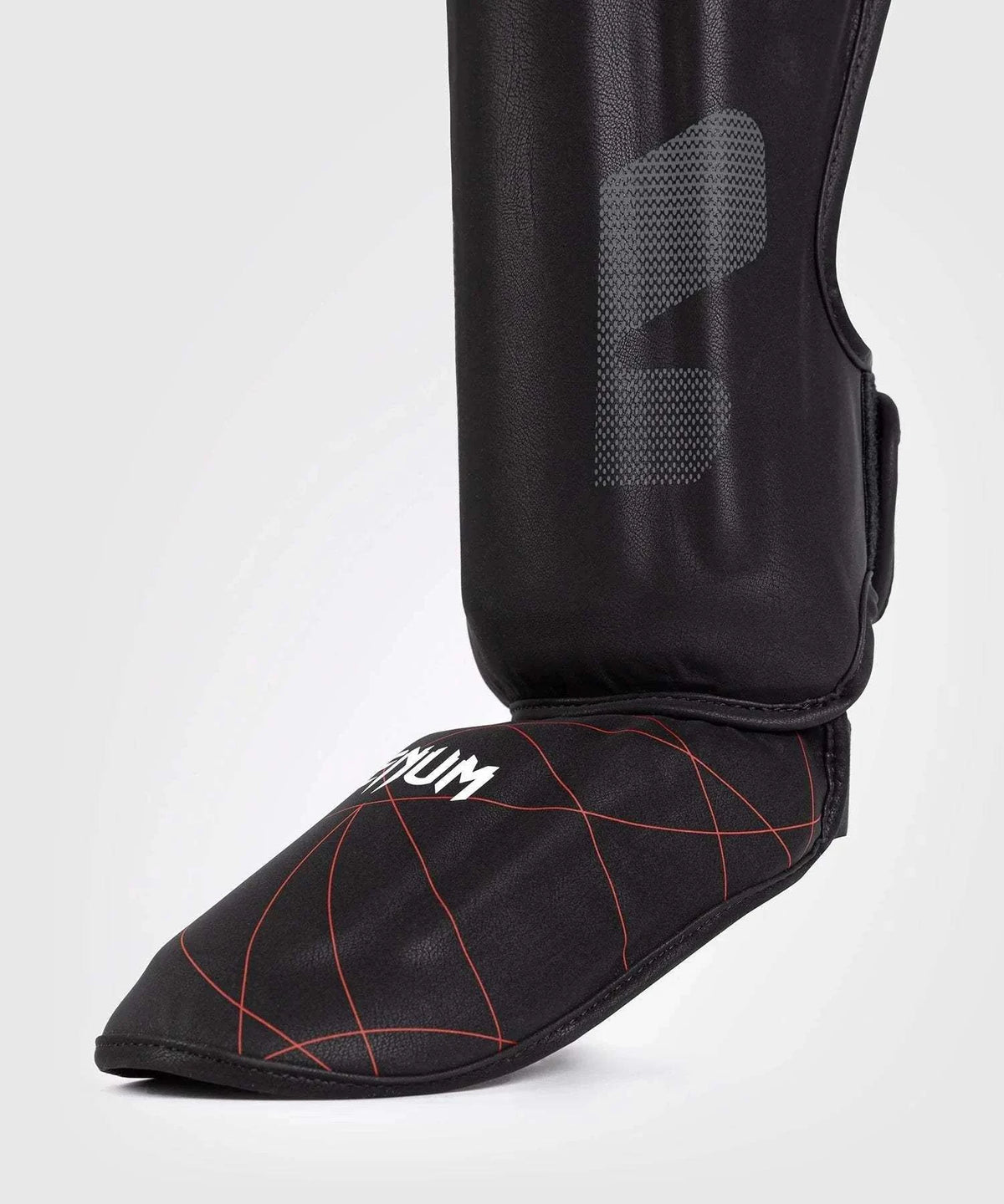 Protège tibias et pieds Venum Tactical XT noir et rouge feu avec mousse multi-densité et sangles velcro pour protection et maintien en boxe, Muay Thaï, MMA
