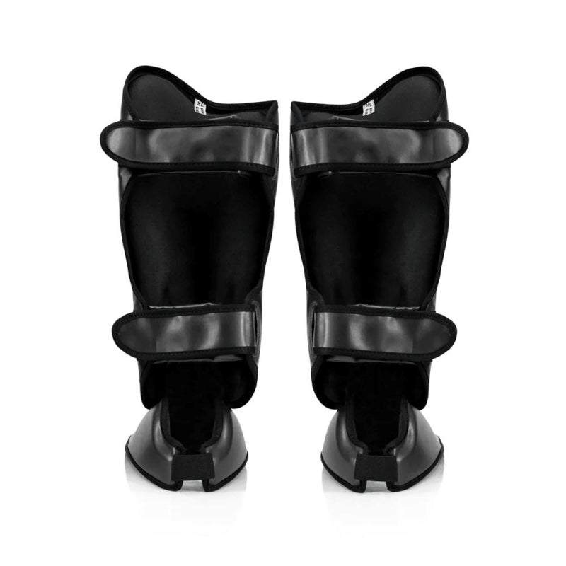 Protège-tibias Fairtex SP9 en cuir synthétique avec flexibilité 180° et protection avancée pour sports de combat
