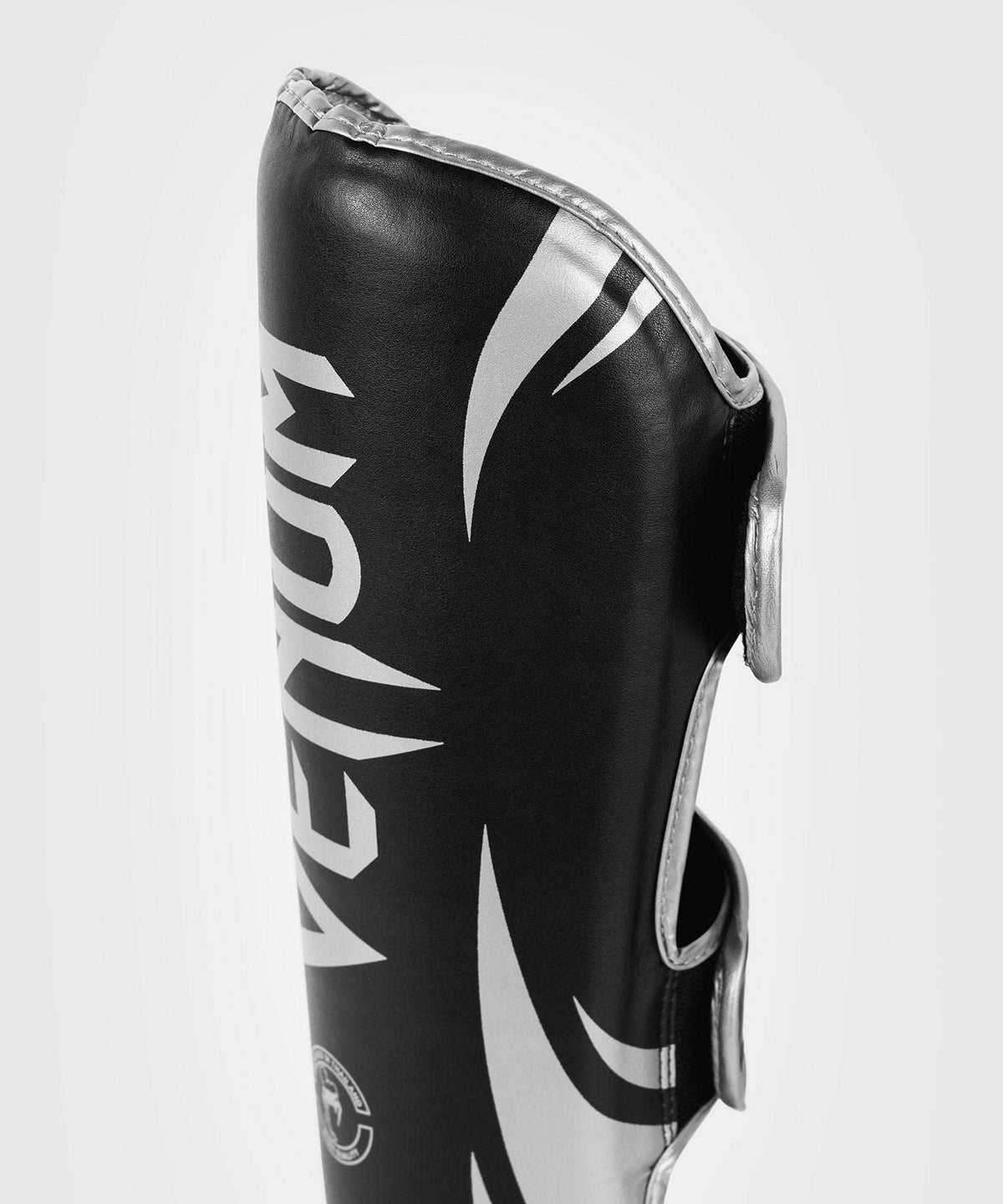 Protège-tibias Venum Challenger noir et argent avec mousse haute densité pour Muay Thaï, kickboxing et MMA.