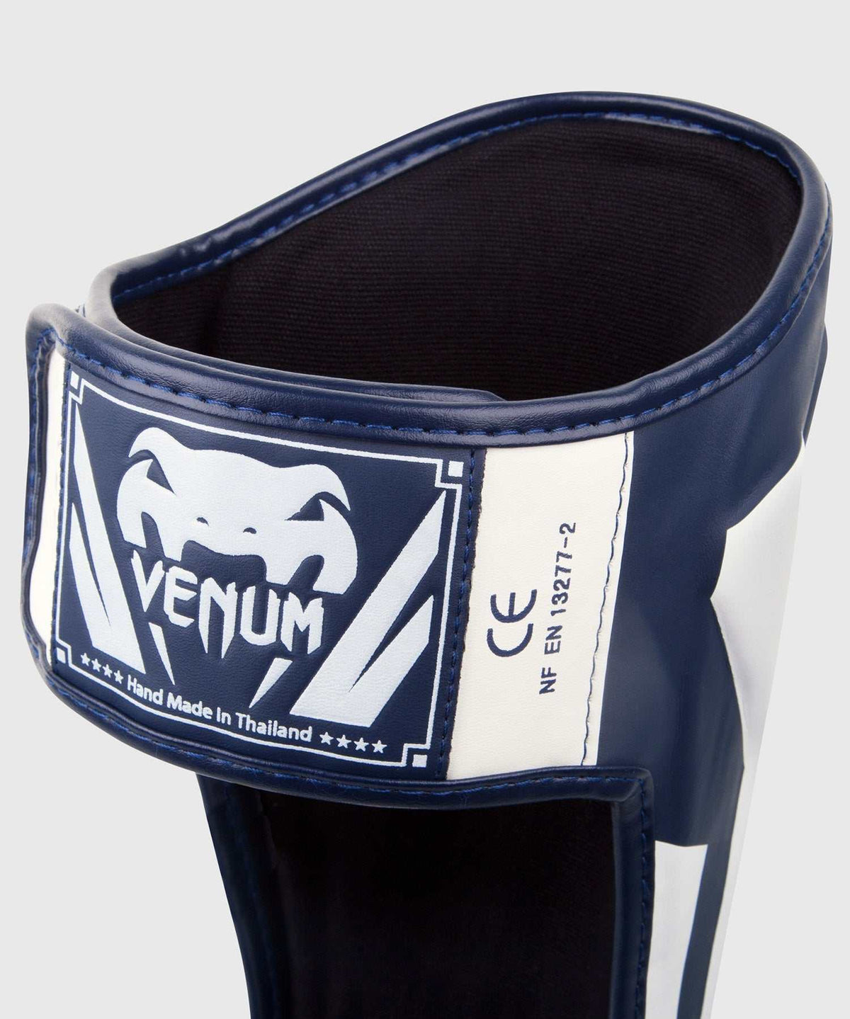 Protège-tibias Venum Elite bleu marine blanc en Skintex premium pour protection et confort optimal en sports de combat