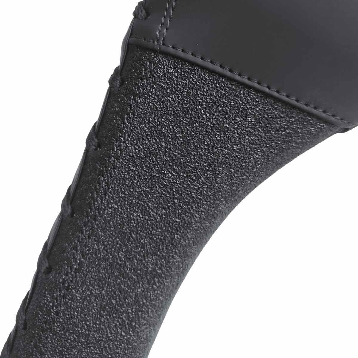Raquette de Taekwondo simple Adidas noire avec logo argent pour entraînement aux coups de pied