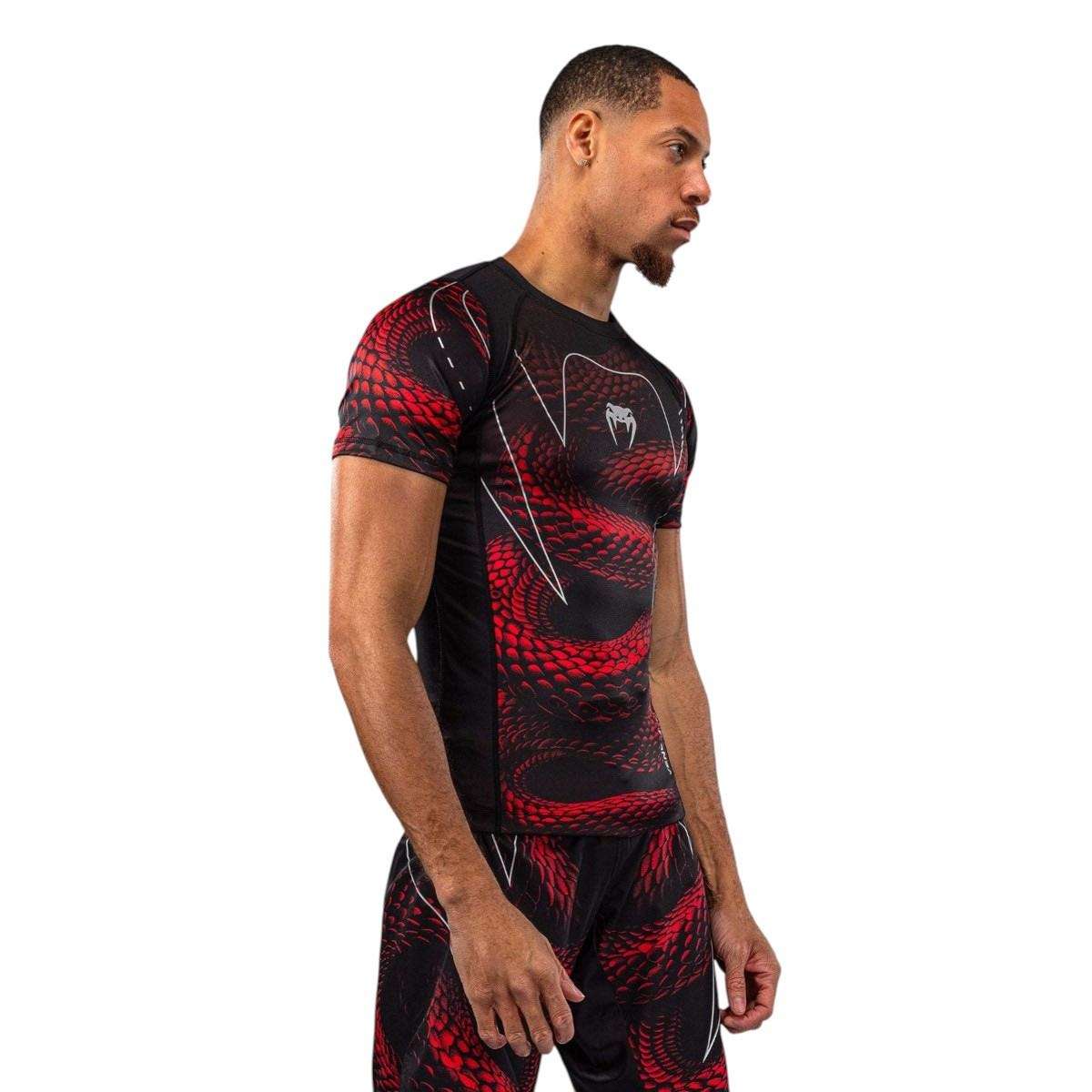 Rashguard à manches courtes Venum Matupa noir rouge argent pour MMA et grappling