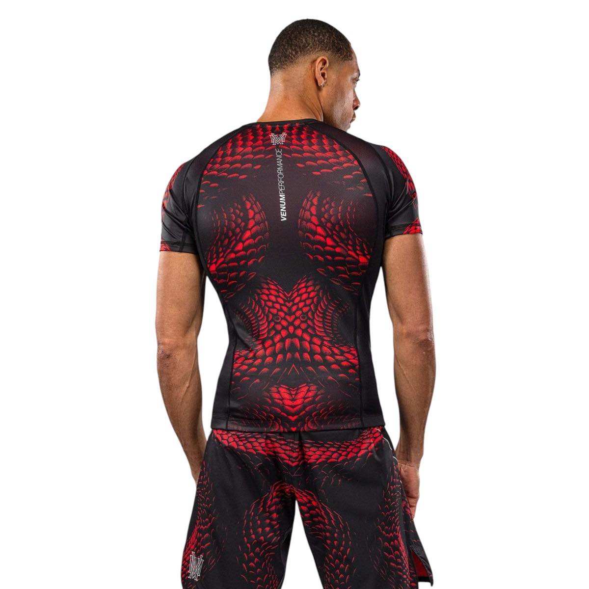 Rashguard à manches courtes Venum Matupa noir rouge argent pour MMA et grappling