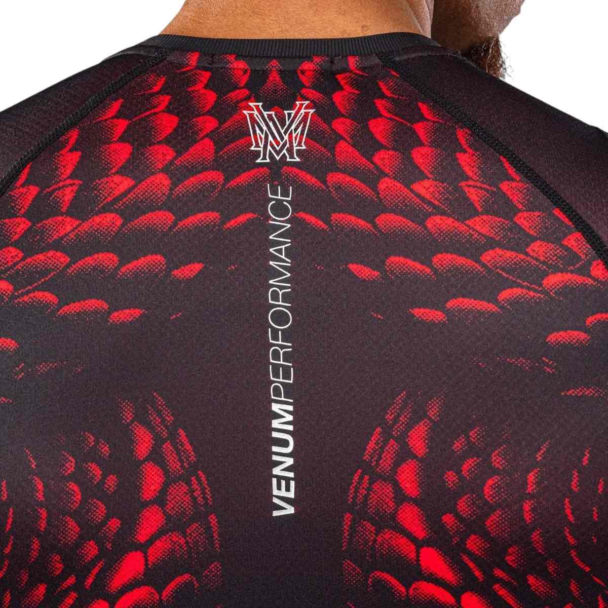 Rashguard à manches courtes Venum Matupa noir rouge argent pour MMA et grappling