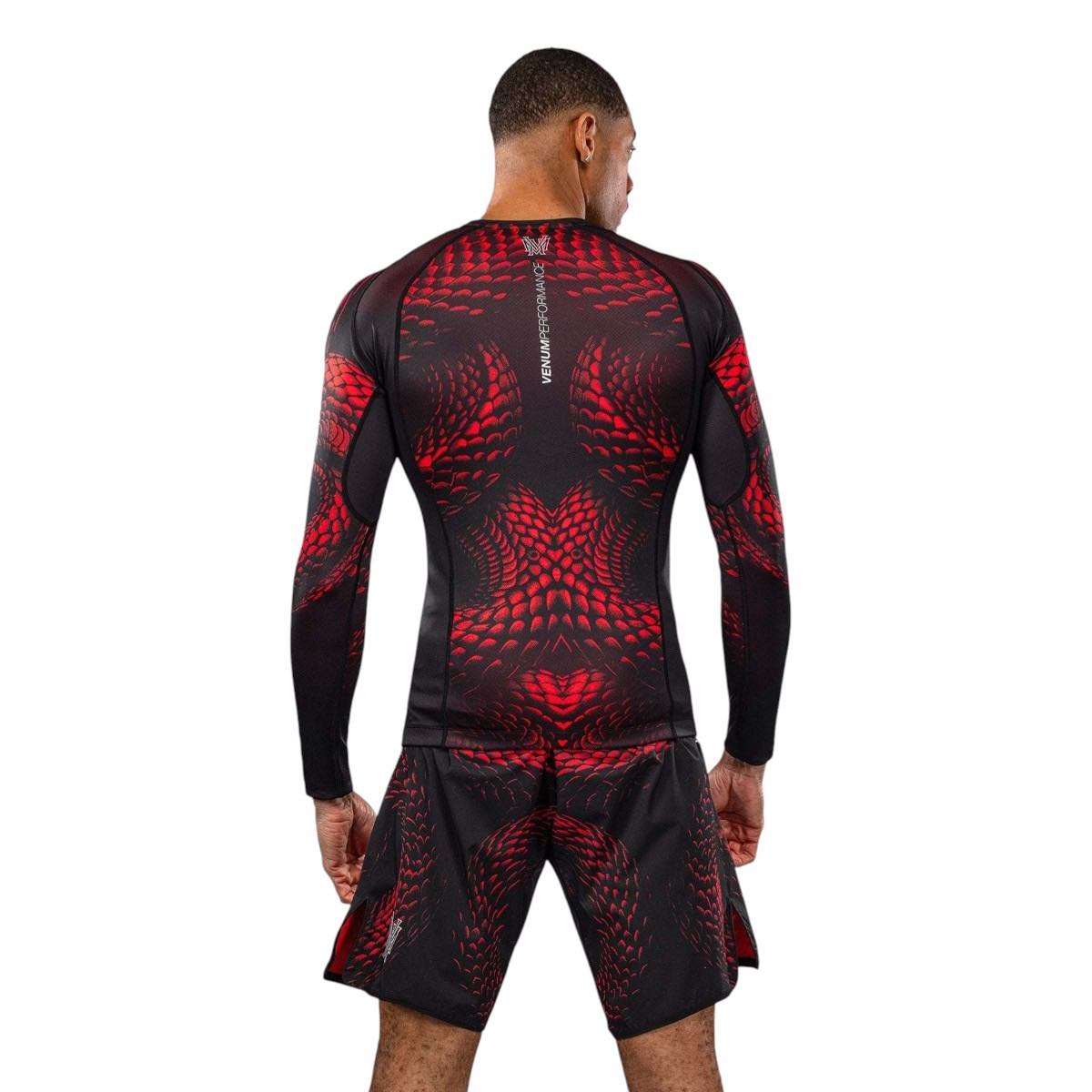Rashguard manches longues Venum Matupa noir rouge argent pour grappling et MMA