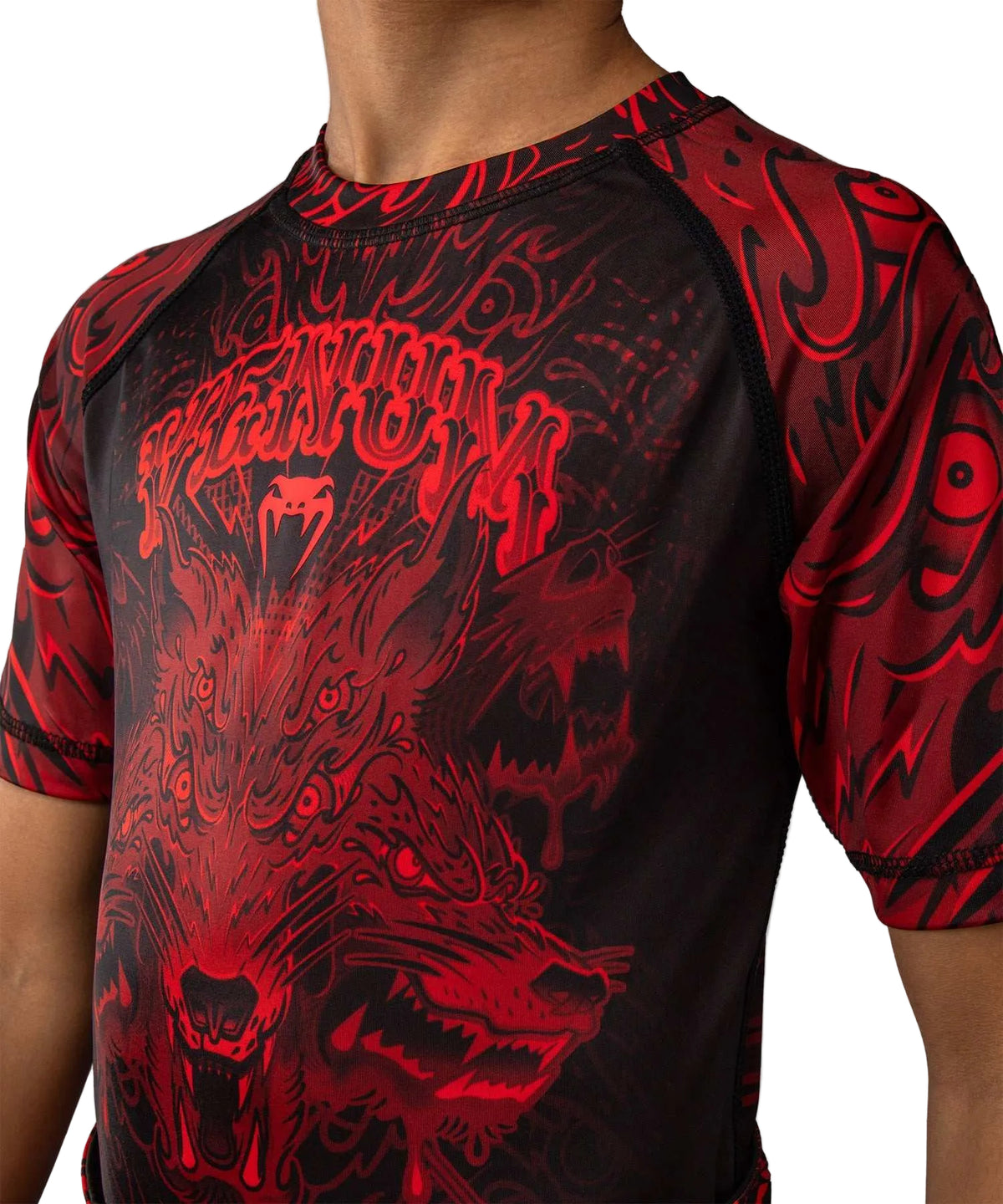 Rashguard enfant manches courtes Venum Wolf Atak noir rouge pour sports de combat