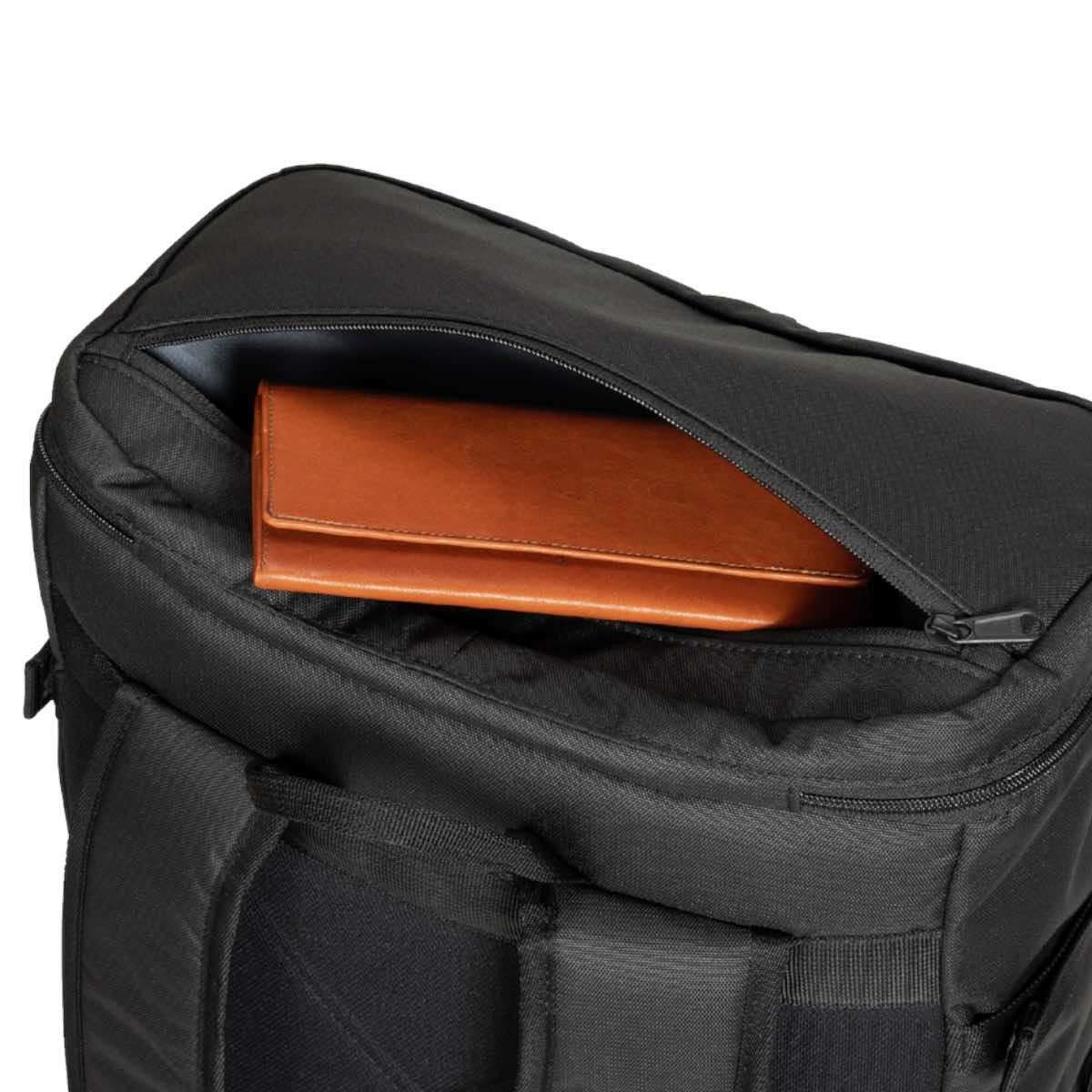 Sac à dos Mizuno FUJI Line 30L noir et or pour judo avec compartiment aéré et bretelles rembourrées