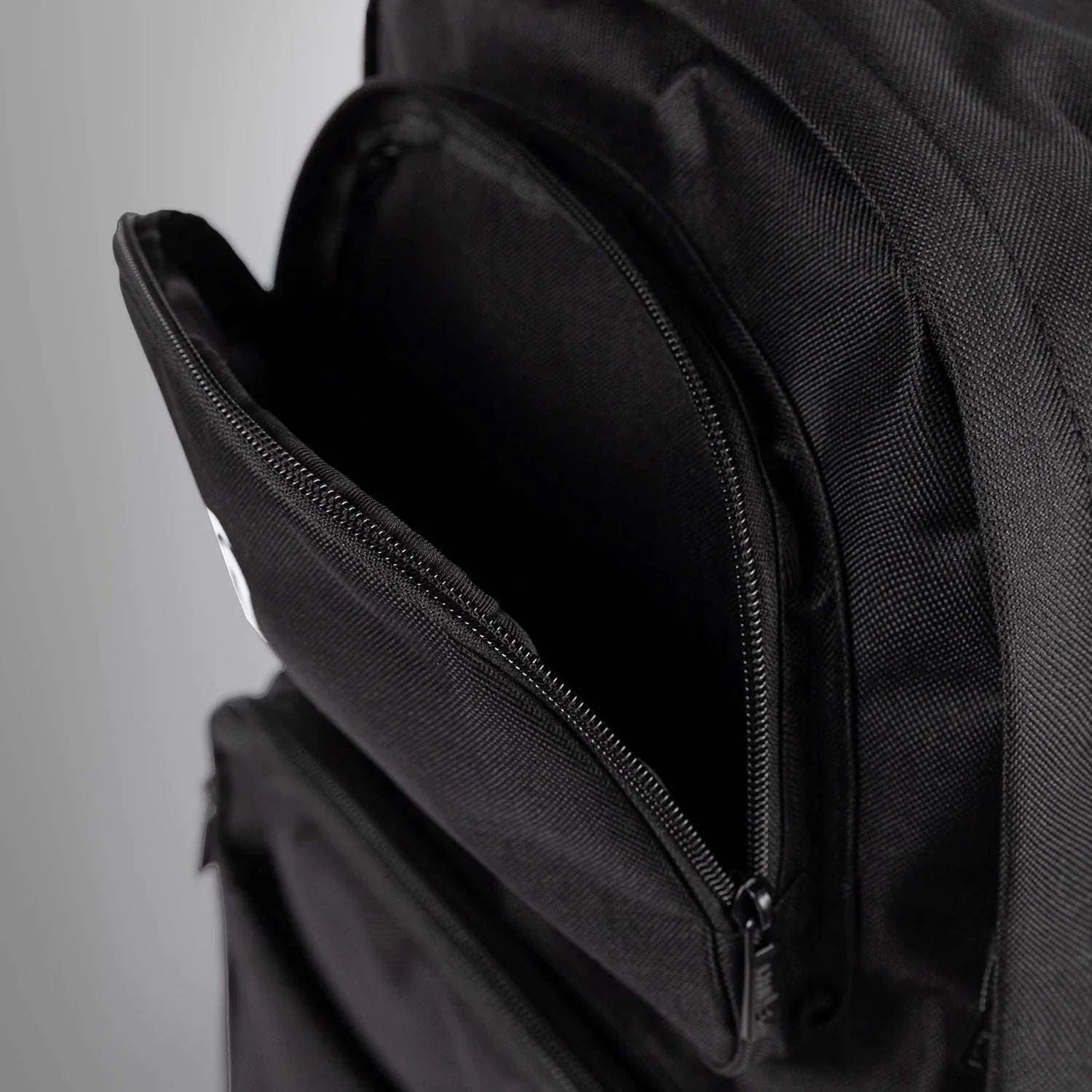 Sac à dos VENUM Essential noir robuste et ergonomique pour sports de combat et entraînement