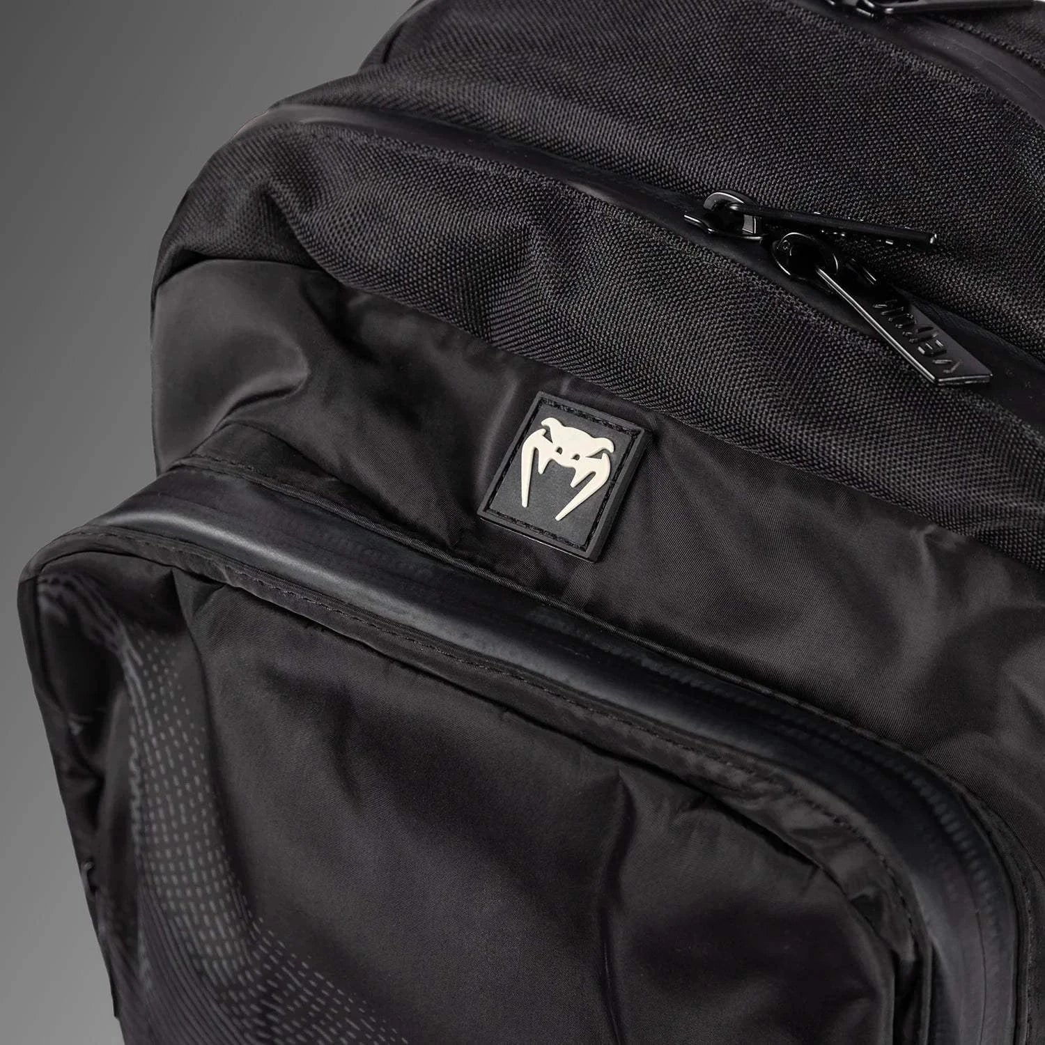 Sac à dos Venum Shockwave noir robuste et organisé pour sports de combat avec multiples poches et bretelles rembourrées