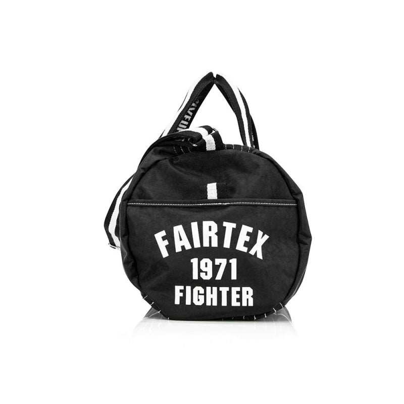 Sac de Sport Fairtex noir compact en nylon imperméable avec zip YKK, design rétro et plusieurs compartiments.