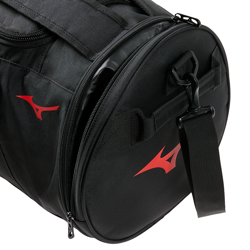Sac Mizuno Multiway noir rouge porté en sac à dos
