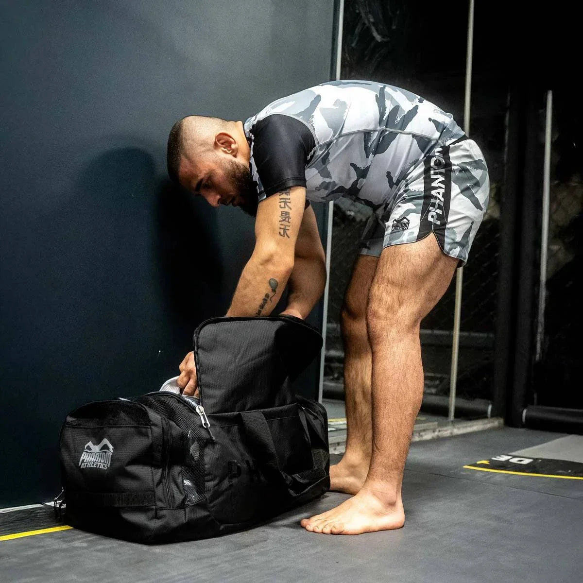 Sac de sport SHADOW noir robuste pour MMA, boxe et arts martiaux, 61 litres, polyester déperlant renforcé.