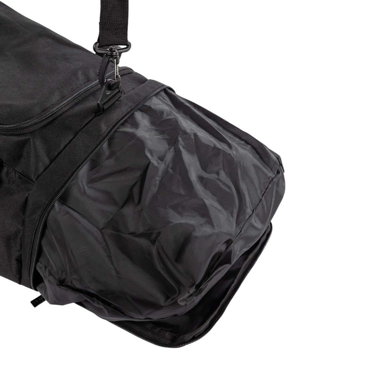 Sac de sport VENUM Essential noir robuste et spacieux pour arts martiaux et boxe.