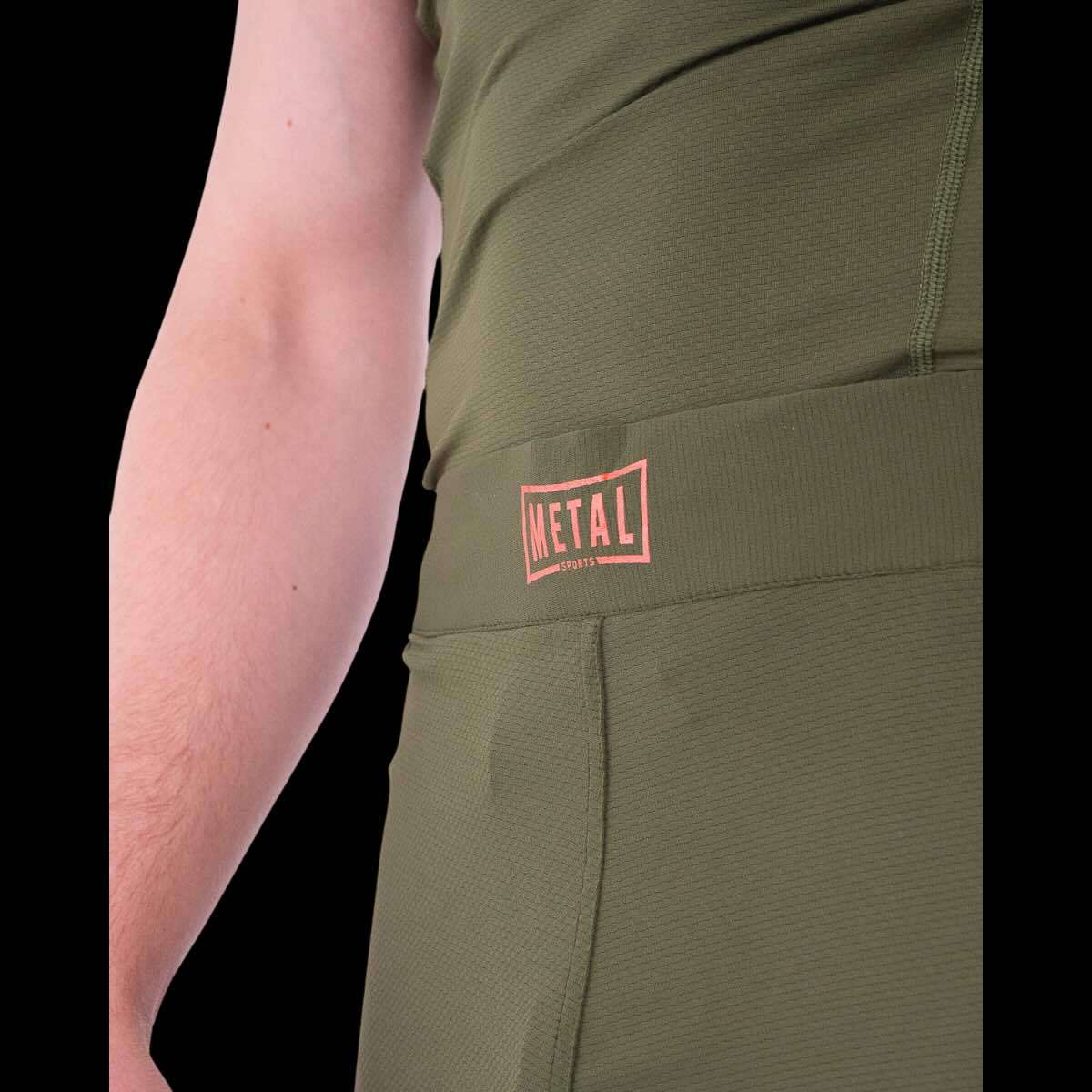 Short MMA Kaki Metal Boxe, léger, résistant avec coupe ergonomique pour liberté de mouvement optimale.