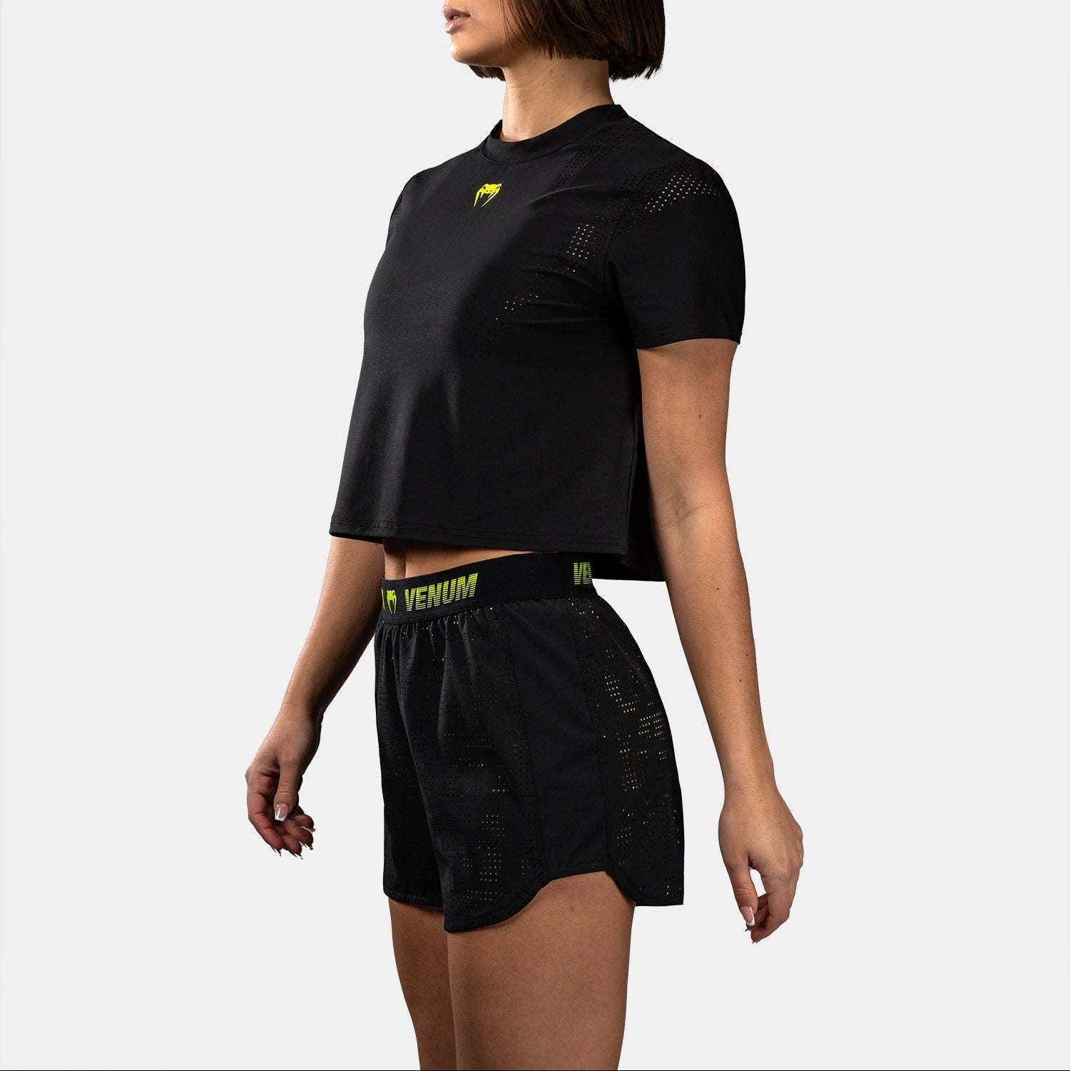 Short d’entraînement femme Venum Lazer noir jaune avec maintien et légèreté pour fitness et training