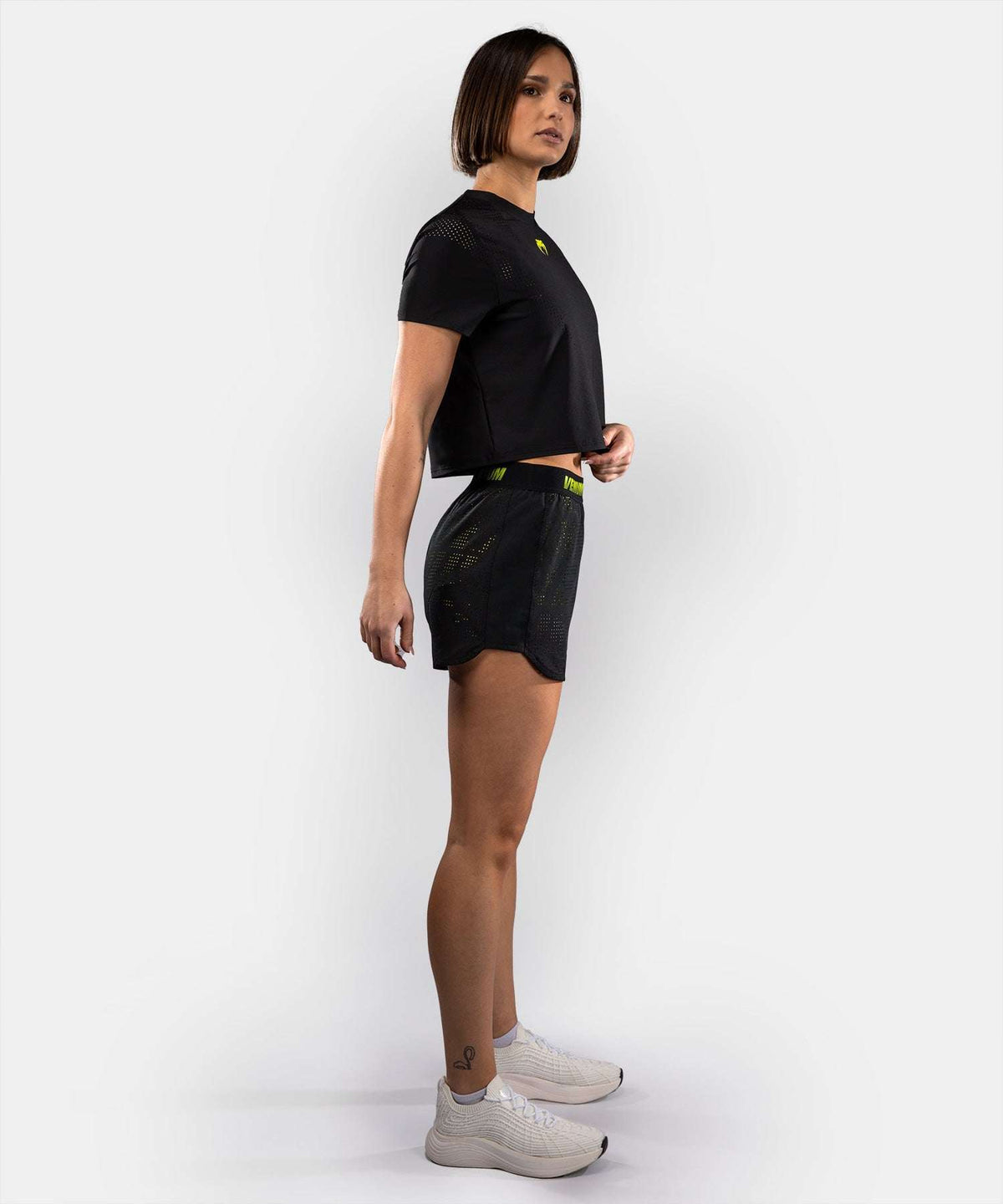 Short d’entraînement femme Venum Lazer noir et jaune avec double couche et détails respirants pour fitness et training