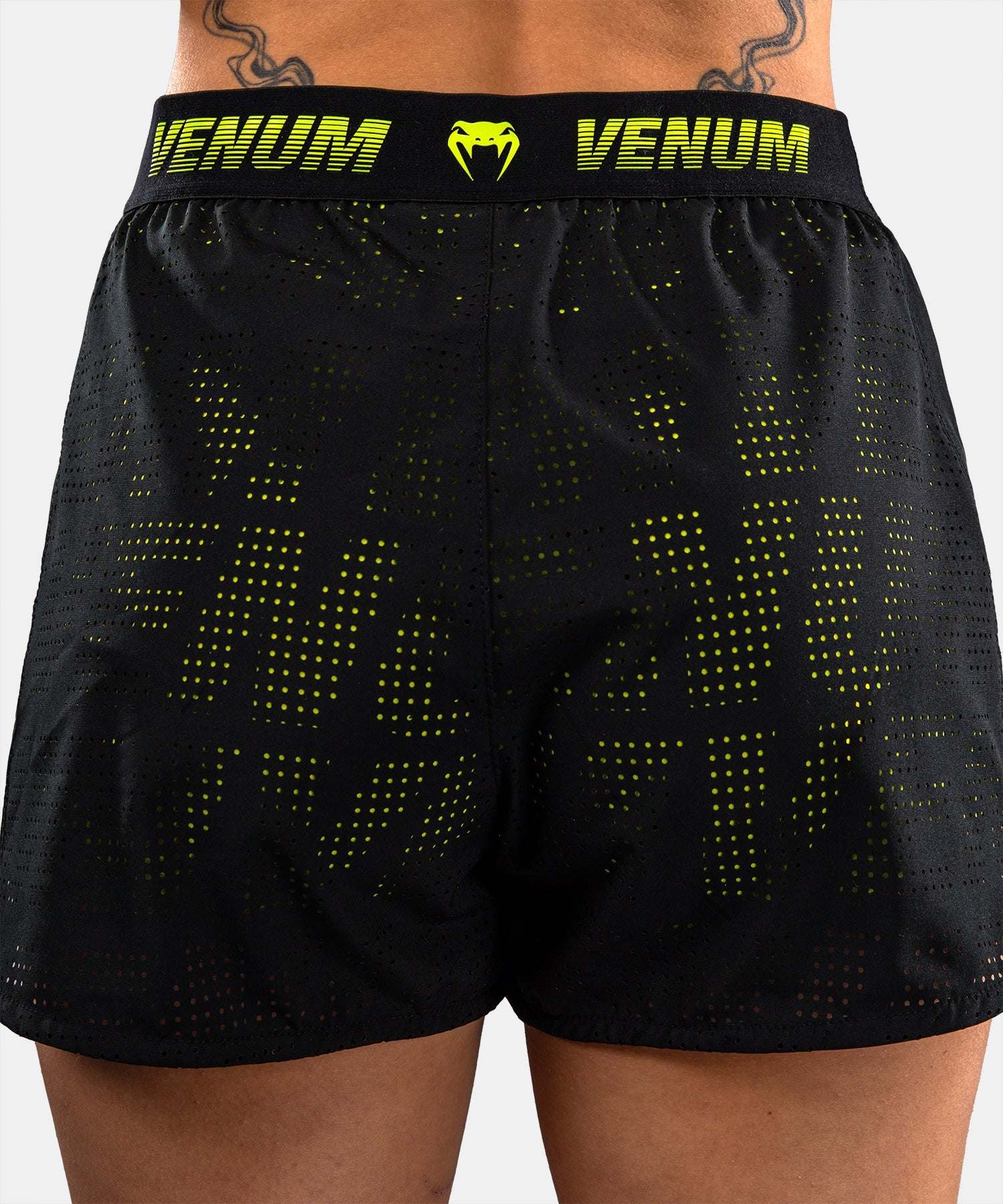 Short d’entraînement femme Venum Lazer noir et jaune, double couche, respirant et confortable pour fitness et training