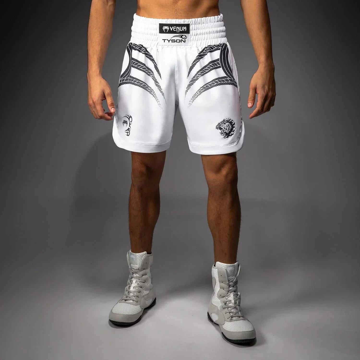 Short de Boxe Venum x Mike Tyson en satin premium noir et rouge avec design tigre
