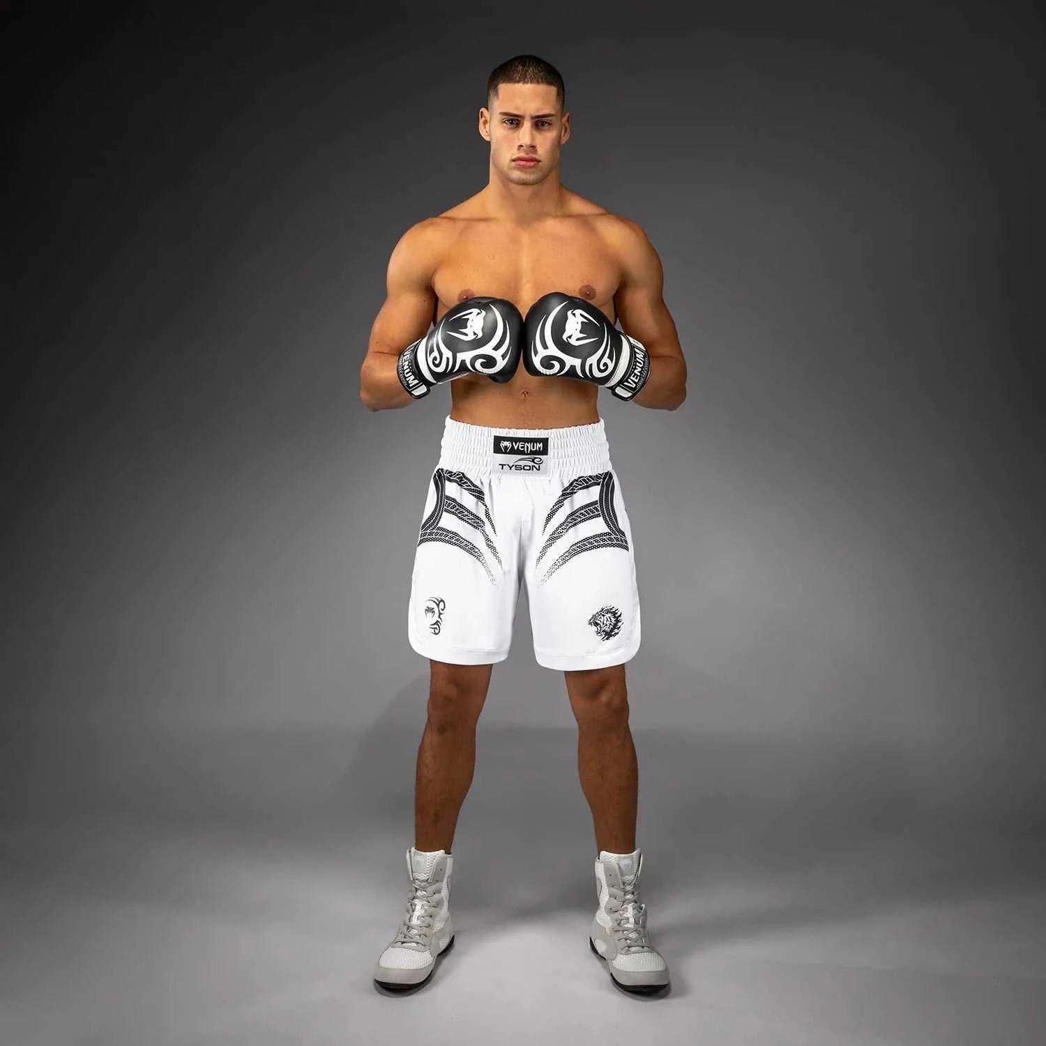 Short de Boxe Venum x Mike Tyson Tiger noir et rouge en satin premium avec logo brodé tigre, design performance et confort.
