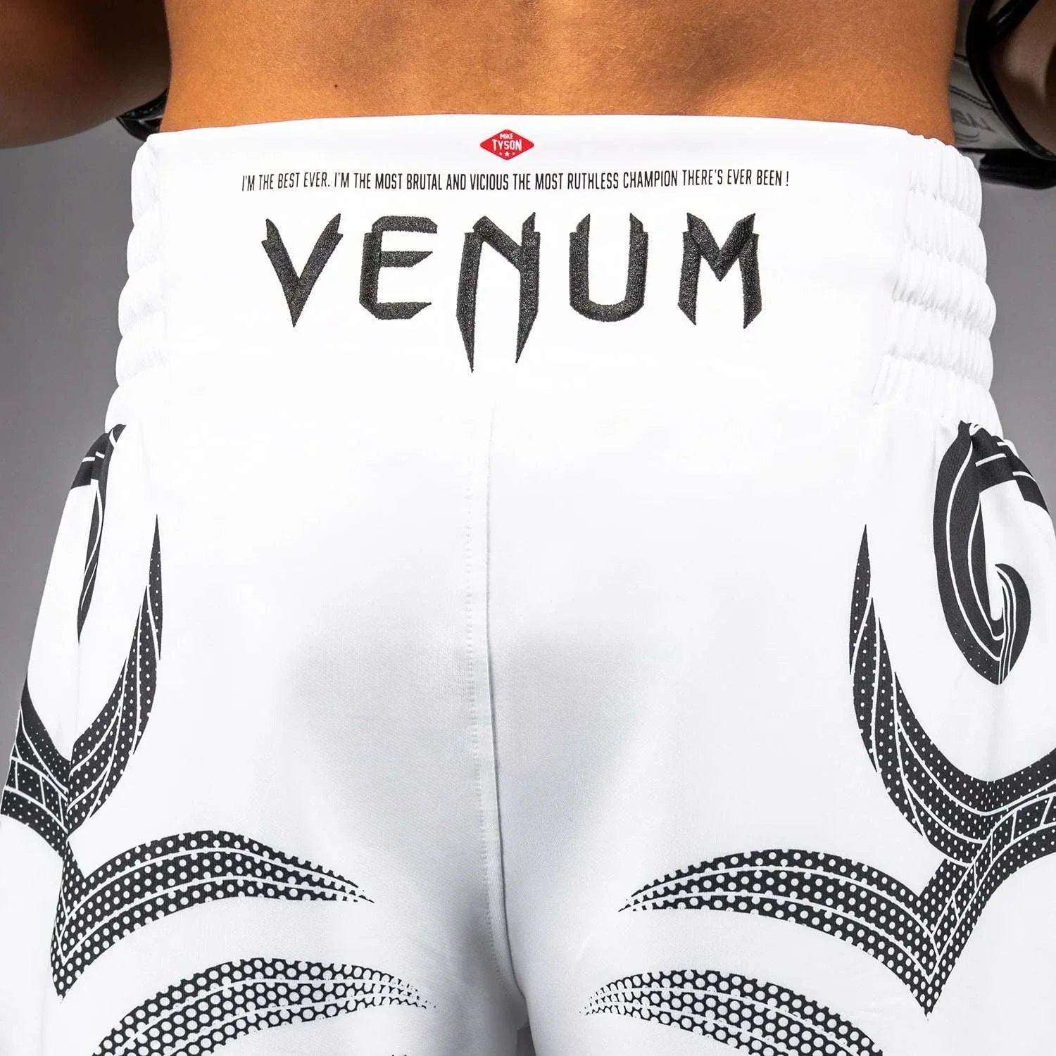 Short de Boxe Venum x Mike Tyson en satin premium avec design tigre noir et rouge, ceinture élastique et fentes latérales pour mobilité optimale.