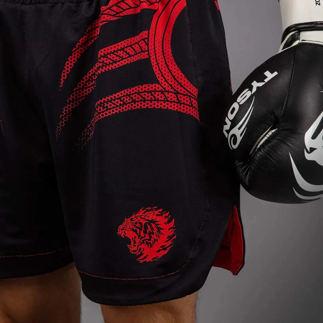 Short de boxe Venum x Mike Tyson en satin premium noir et rouge avec motif tigre, design puissant et confortable.