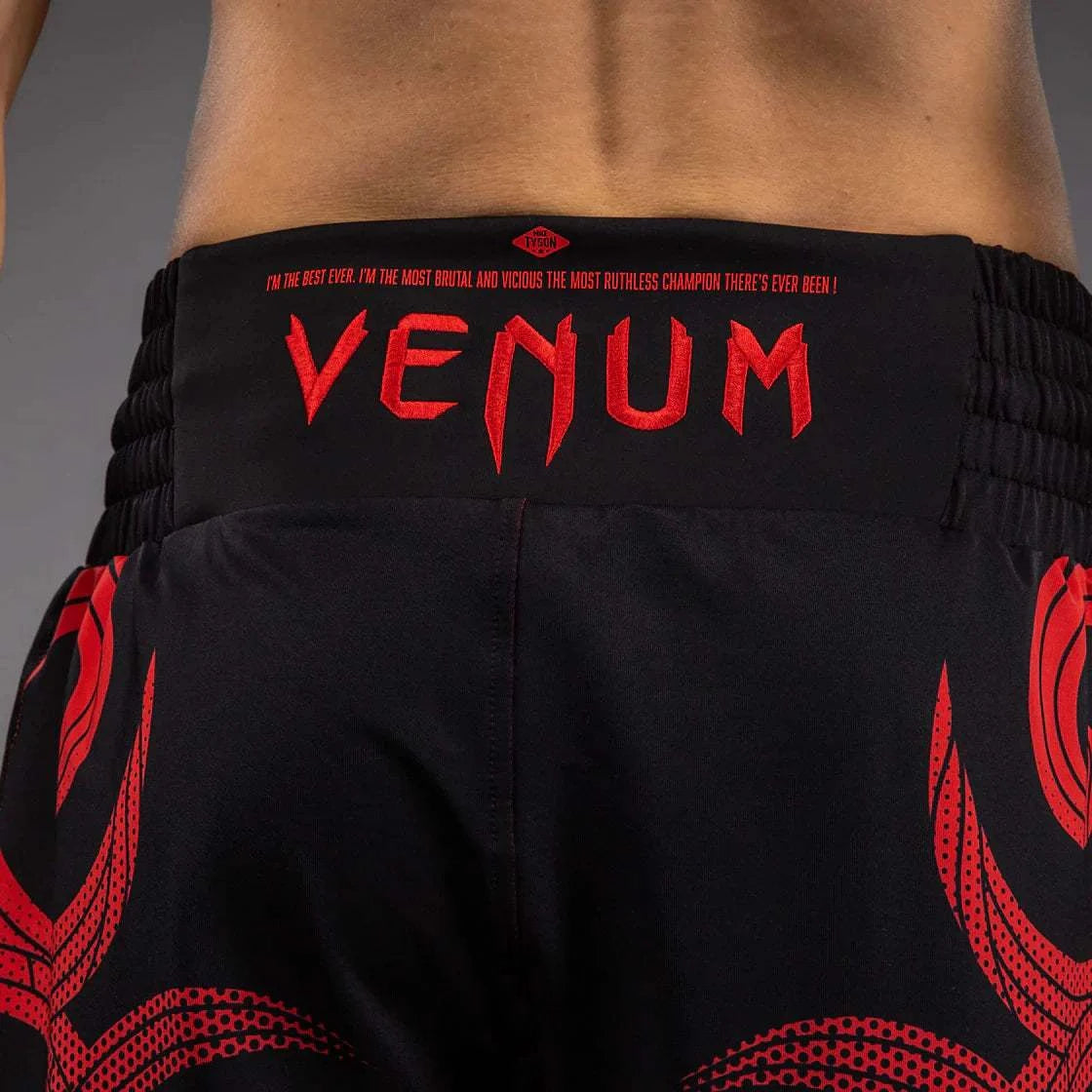 Short de boxe Venum x Mike Tyson en satin premium avec design tigre et ceinture élastiquée.