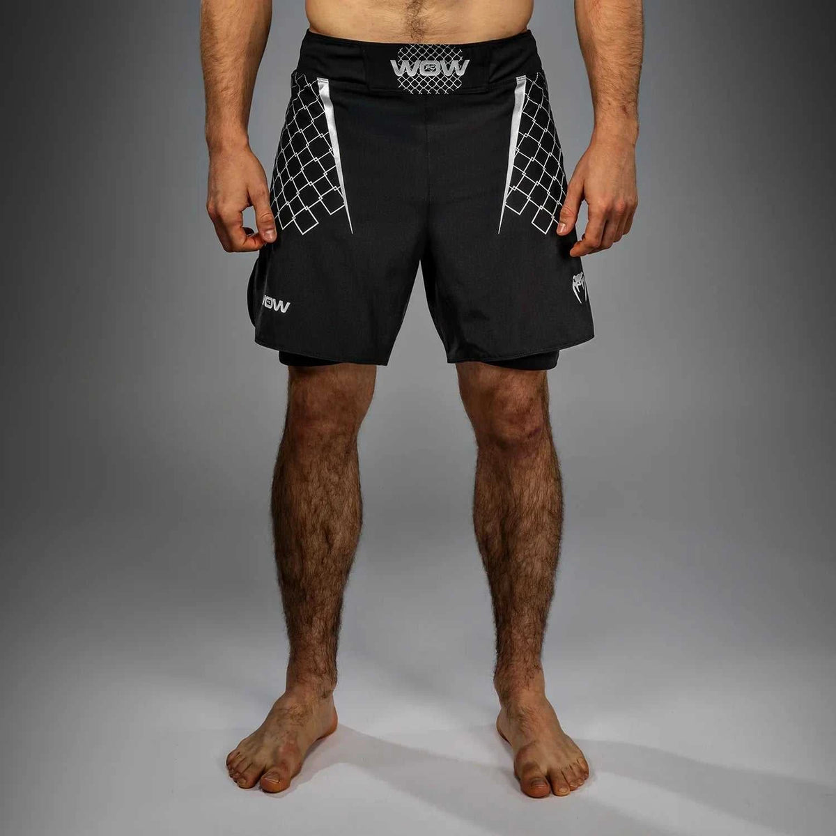 Short de Combat Venum noir et gris pour MMA avec short intérieur compressif et fentes latérales.