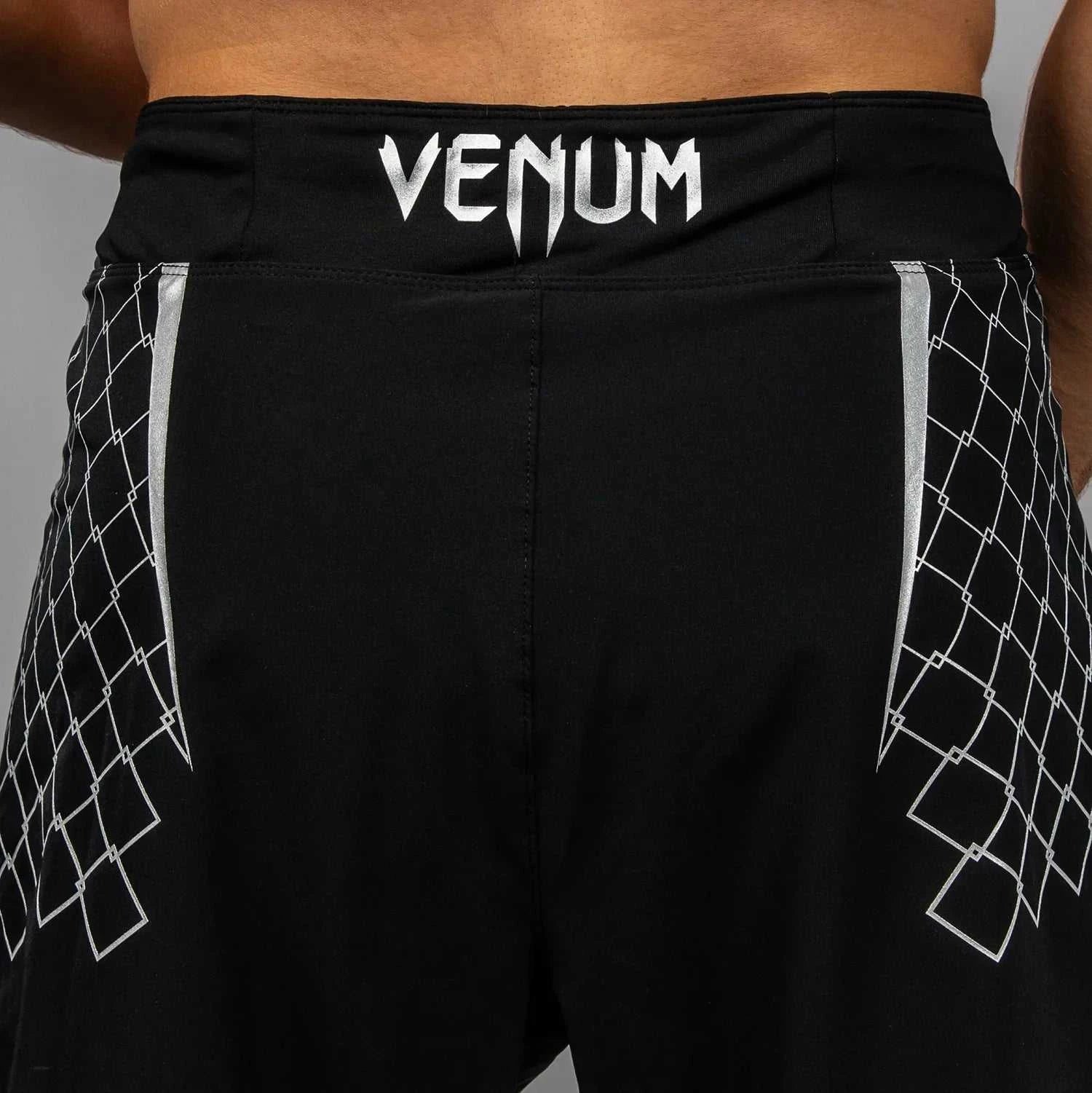 Short de Combat Venum noir et gris pour MMA avec short intérieur compressif et fentes latérales.