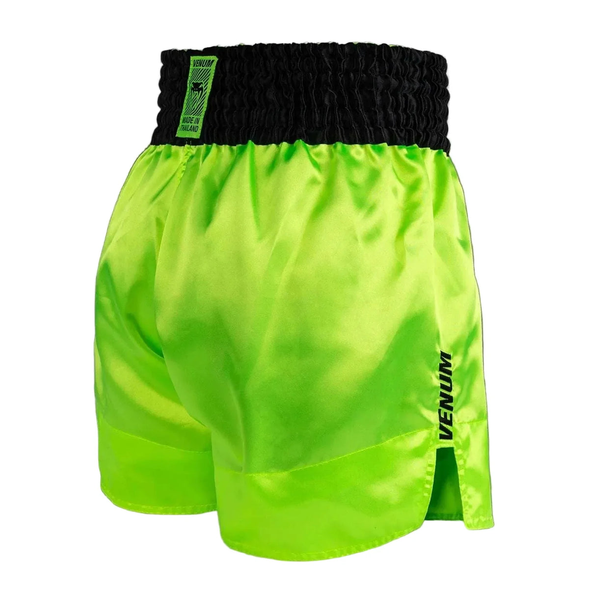 Short de Muay Thai Venum Classic Evo jaune néon avec fentes latérales et logos brodés pour liberté de mouvement optimale.