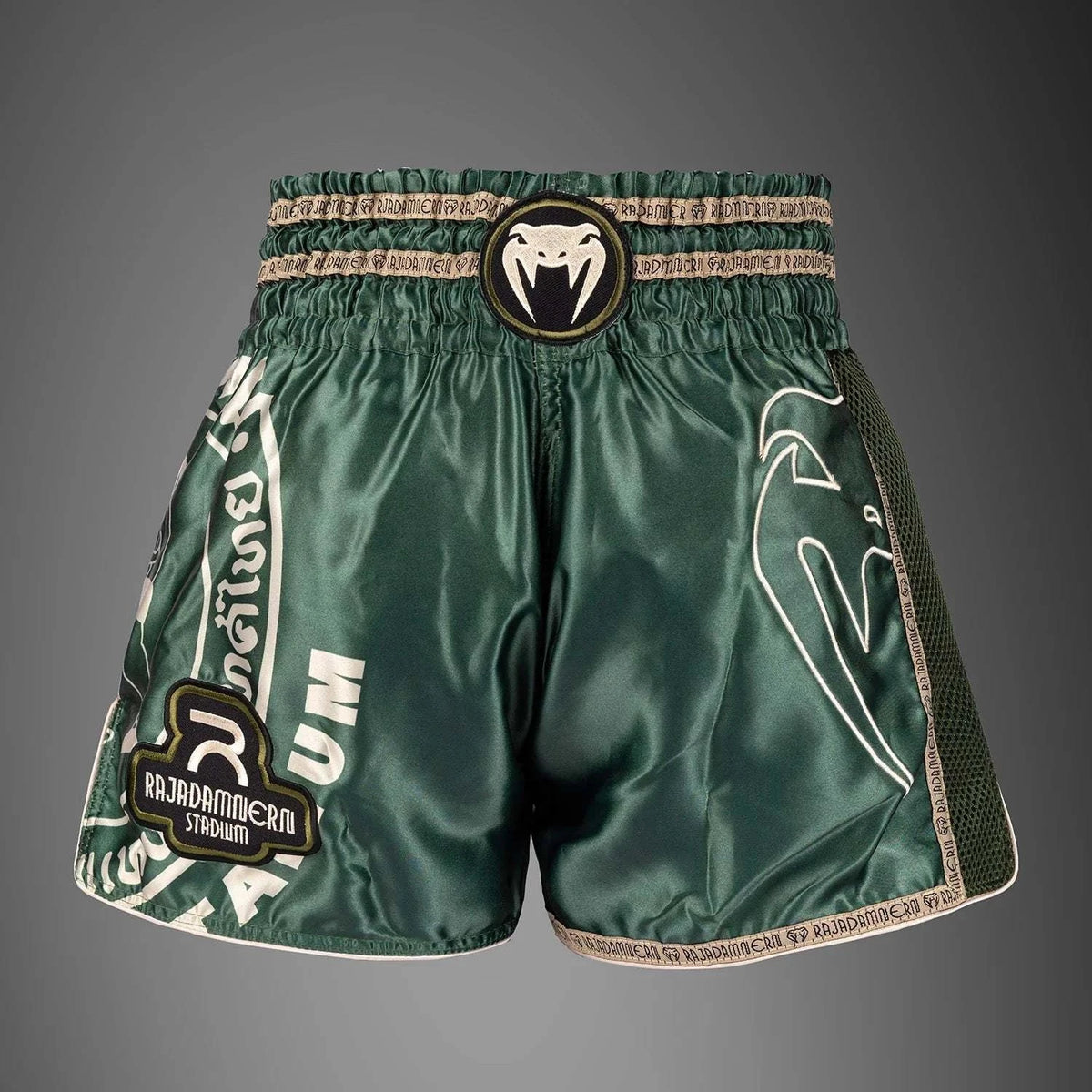 Short de Muay Thaï vert militaire Venum Rajadamnern avec coupe traditionnelle et fentes latérales.