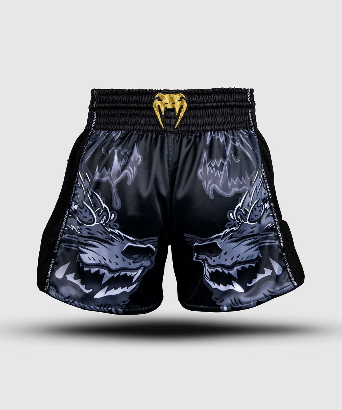 Short de Muay Thaï Venum Wolf Atak noir et gris, tissu léger, séchage rapide, fentes latérales, ceinture traditionnelle.
