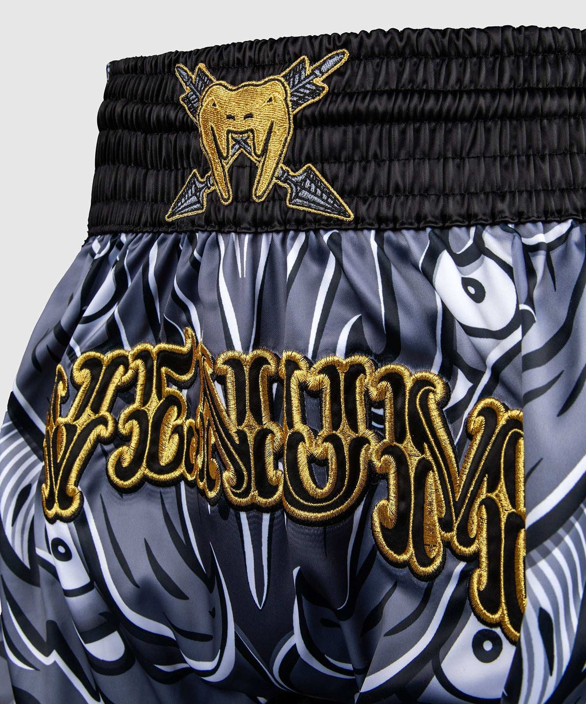 Short de Muay Thaï Venum Wolf Atak noir et gris, tissu léger, fentes latérales, ceinture traditionnelle