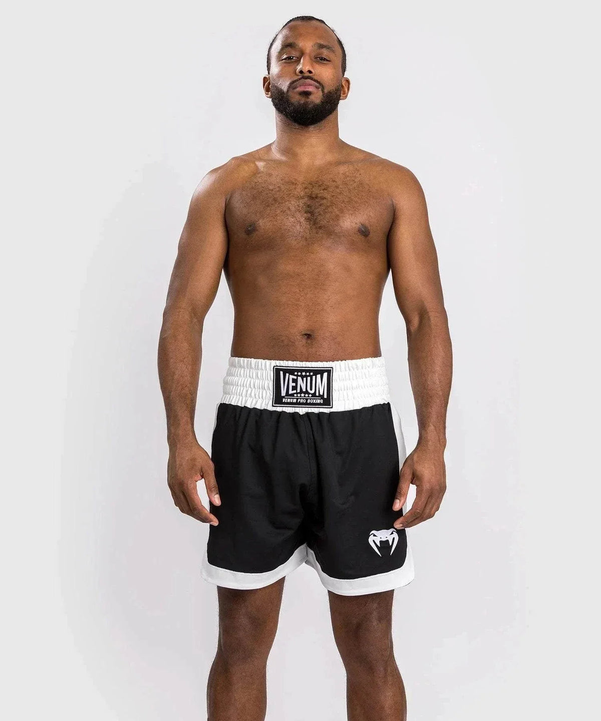Short de boxe Venum Classic noir et blanc pour entraînement et combat avec logo brodé.