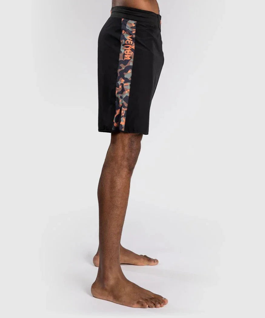 Fightshort Venum Jungle Ops black with kaki camo side panel for MMA and grappling, lightweight ripstop fabric with deep side slits for maximum mobility.