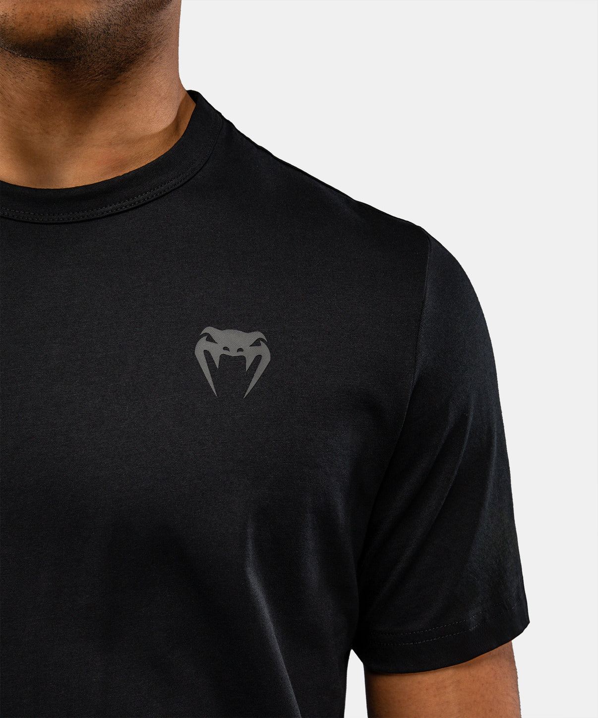 T-shirt Venum x Roger Gracie Academy noir en coton premium, coupe droite, col rond, style épuré pour entraînement et quotidien.